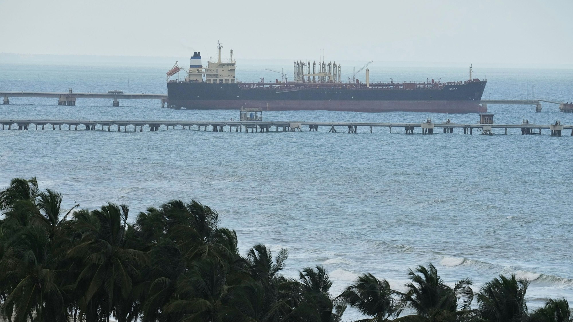 Der Öltanker Evana liegt im Hafen von El Palito in Puerto Cabello vor Anker.