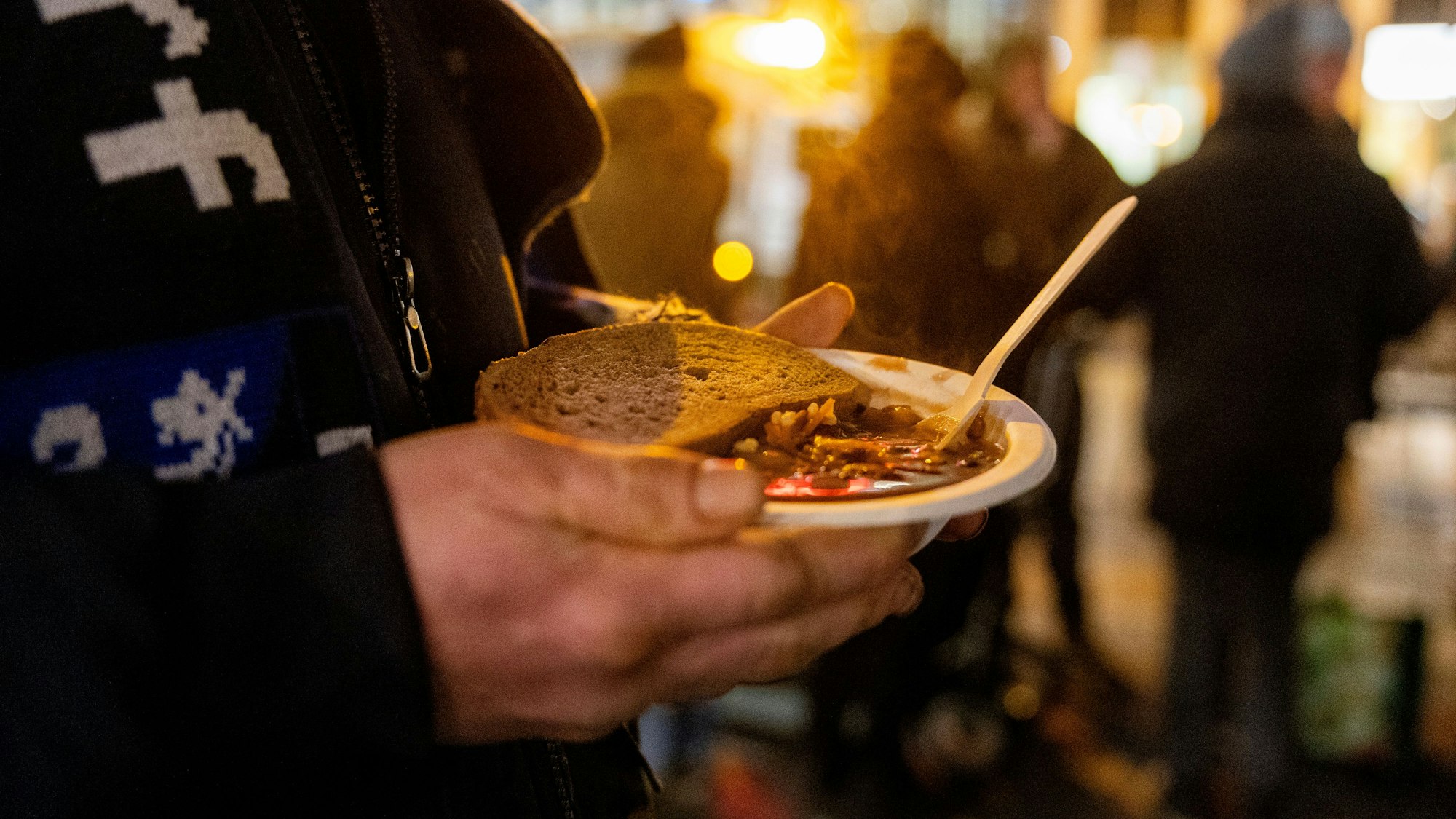 11.12.2024, Köln: Unterwegs mit dem Kältebus auf dem Breslauer Platz.