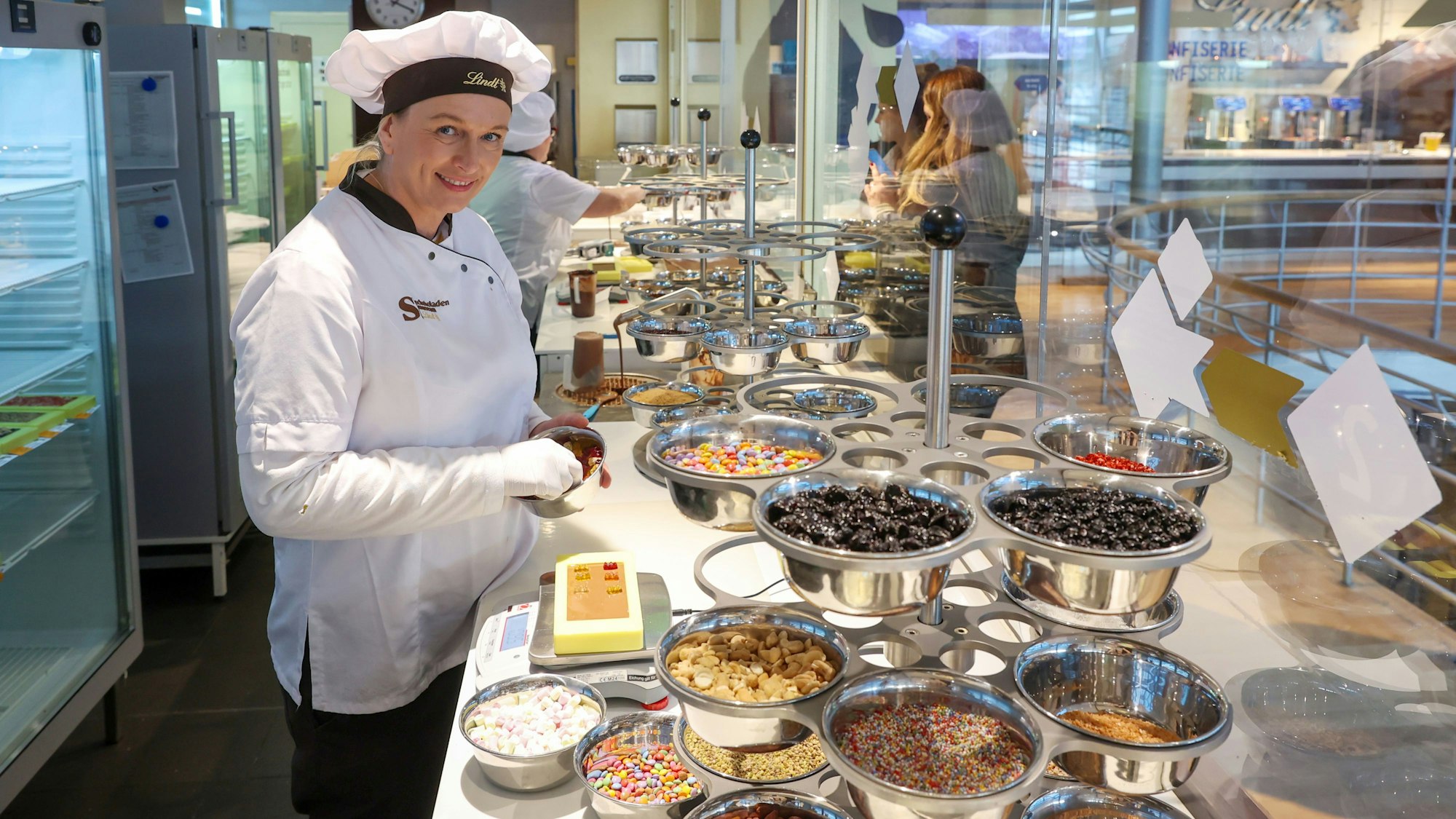 In der Gläsernen Schokoladenfabrik lernen Besucherinnen und Besucher, wie Schokoladen hergestellt wird.