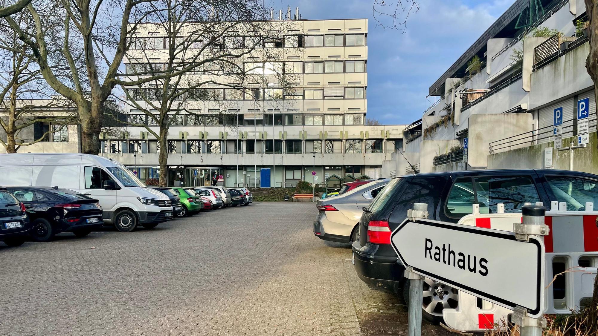 Das Rathaus Leichlingen, links eine Reihe der Plätze, die nur noch Verwaltungsmitarbeiter nutzen dürfen.