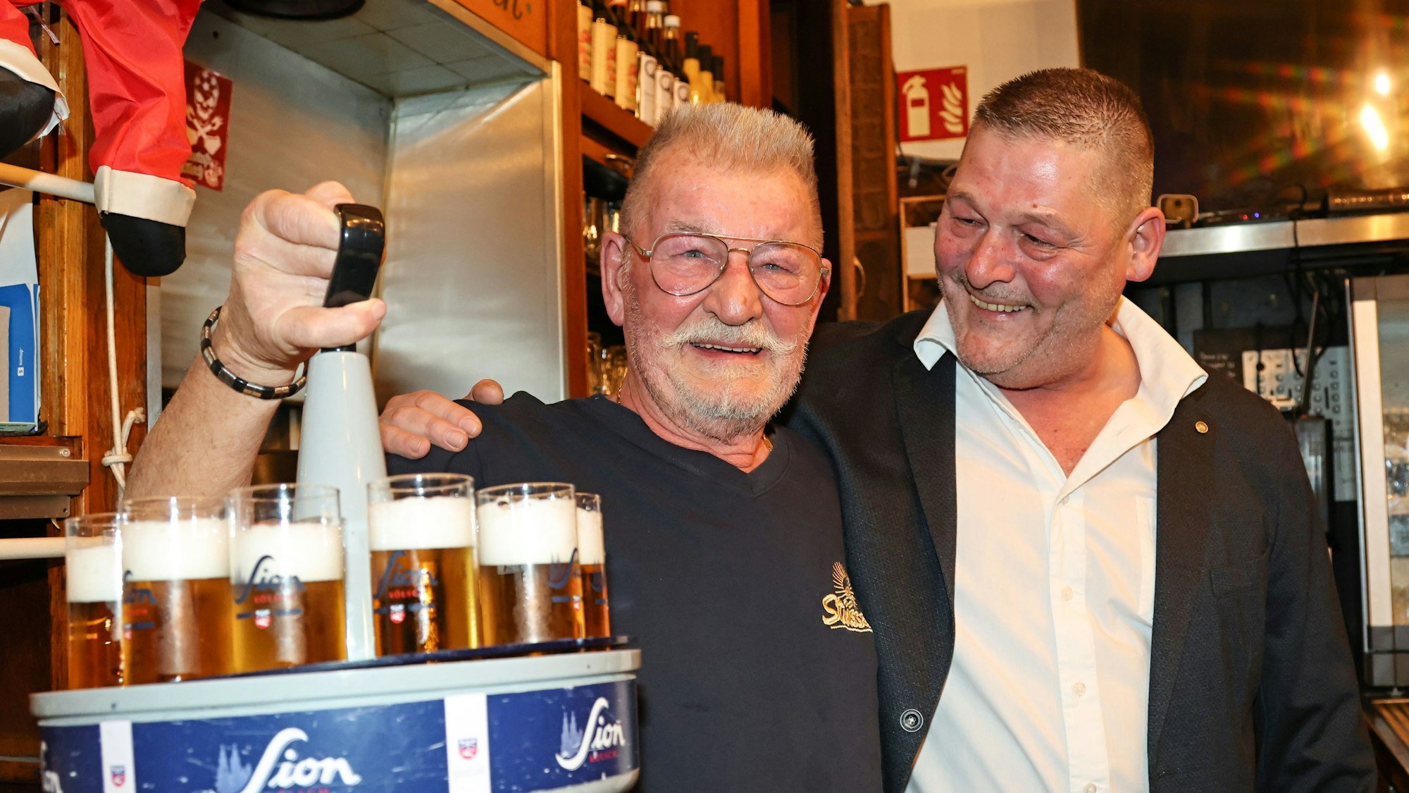 Karl Heinz Fischer, Kölns ältester Köbes, wurde am Sonntag (21. Dezember 2025) von seinem Chef Pepe Perz (r.) verabschiedet.