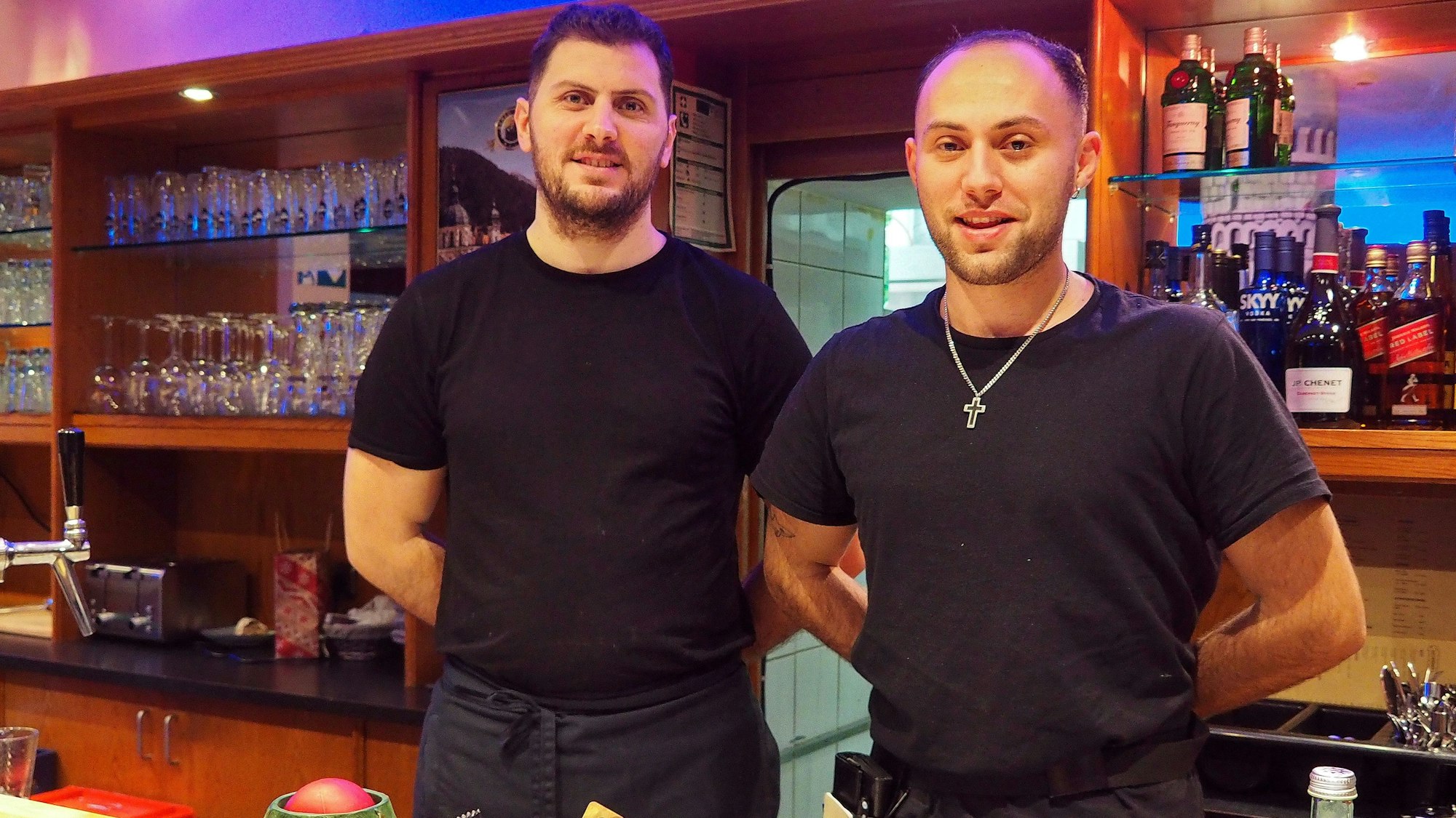 Die Cousins Kristjan Suta und Denis Bushi wollen traditionelle und moderne griechische Küche im „Oela“ bieten.