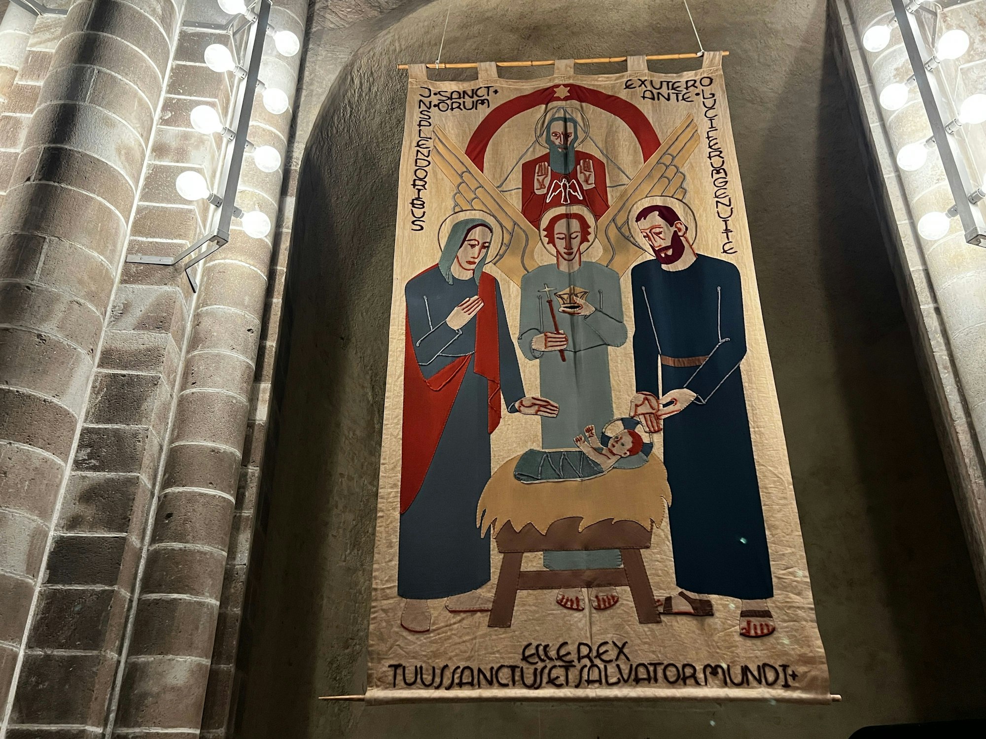 Symbolkrippe des leichlinger Künstlers Carl Lambbert Huschens von 1937 mit kritischen Elementen in der Bildsprache, die er für die später verbotenen Landesgemeinschaft der Krippenfreunde im Auuftrag angefertigt hatte. Hängt in Köln, Sankt Gereon anl. der Ausstellung 100 Jahre Landesgemeinschaft. Bild: Ralf Krieger