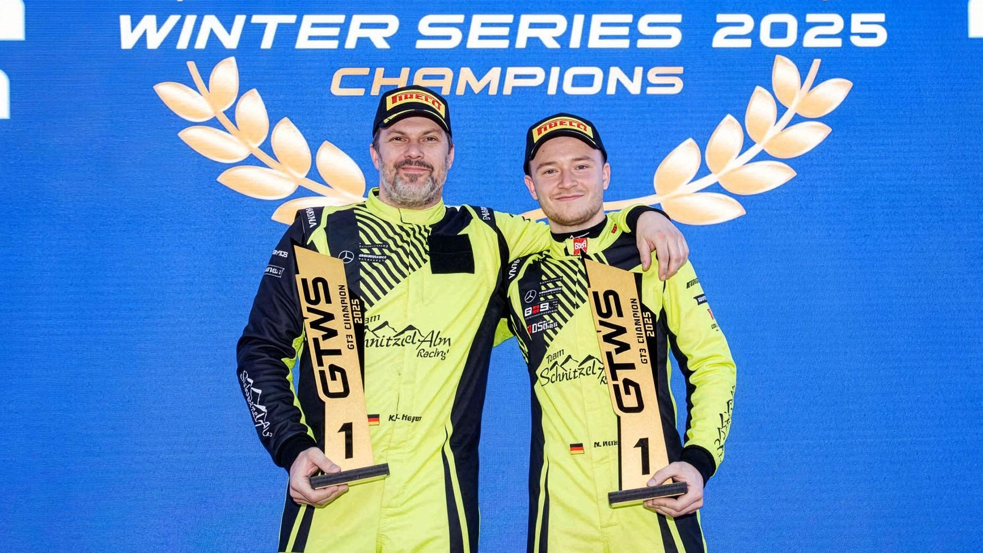 Moritz Wiskirchen steht Arm in Arm mit Motorsportveteran Kenneth Heyer vor dem Logo der Winter Series.