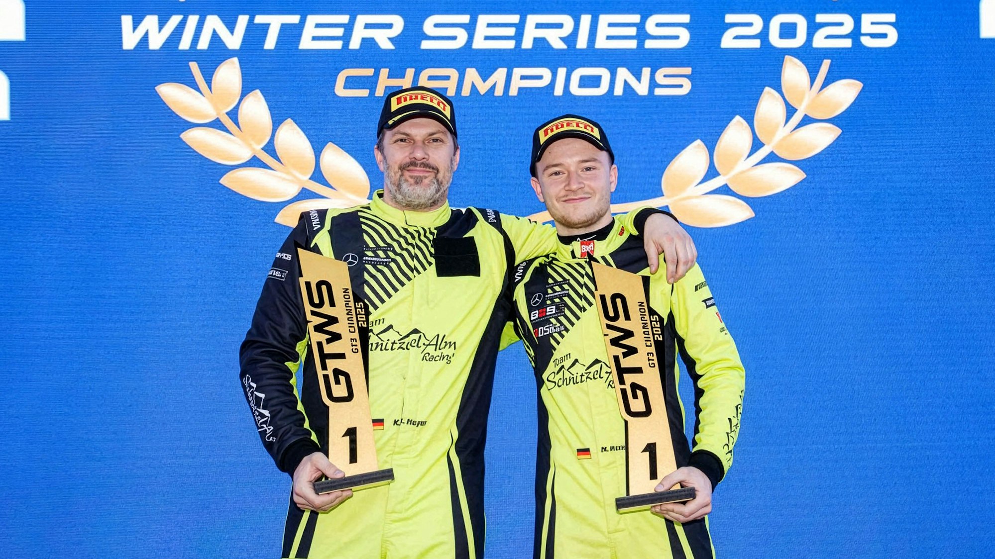 Moritz Wiskirchen steht Arm in Arm mit Motorsportveteran Kenneth Heyer vor dem Logo der Winter Series.