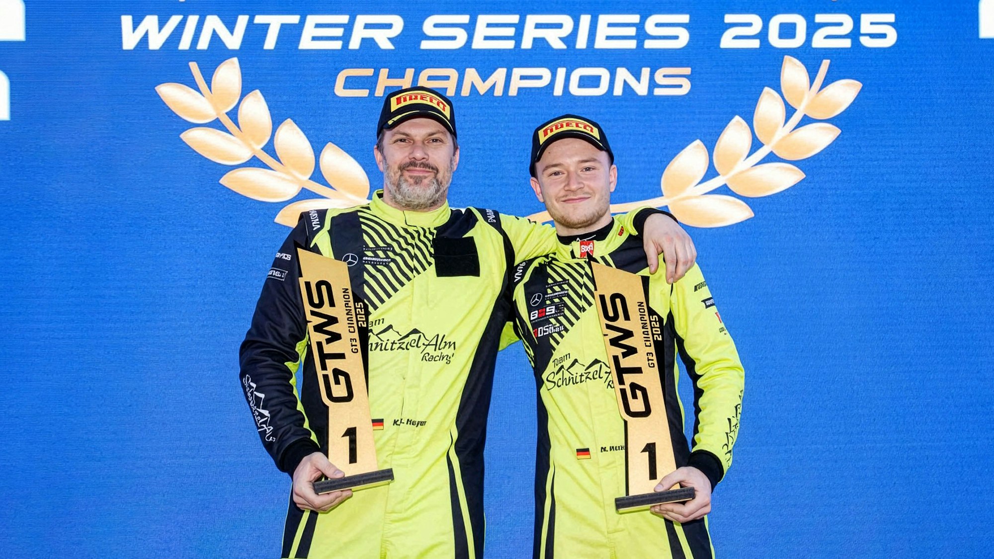 Moritz Wiskirchen steht Arm in Arm mit Motorsportveteran Kenneth Heyer vor dem Logo der Winter Series.