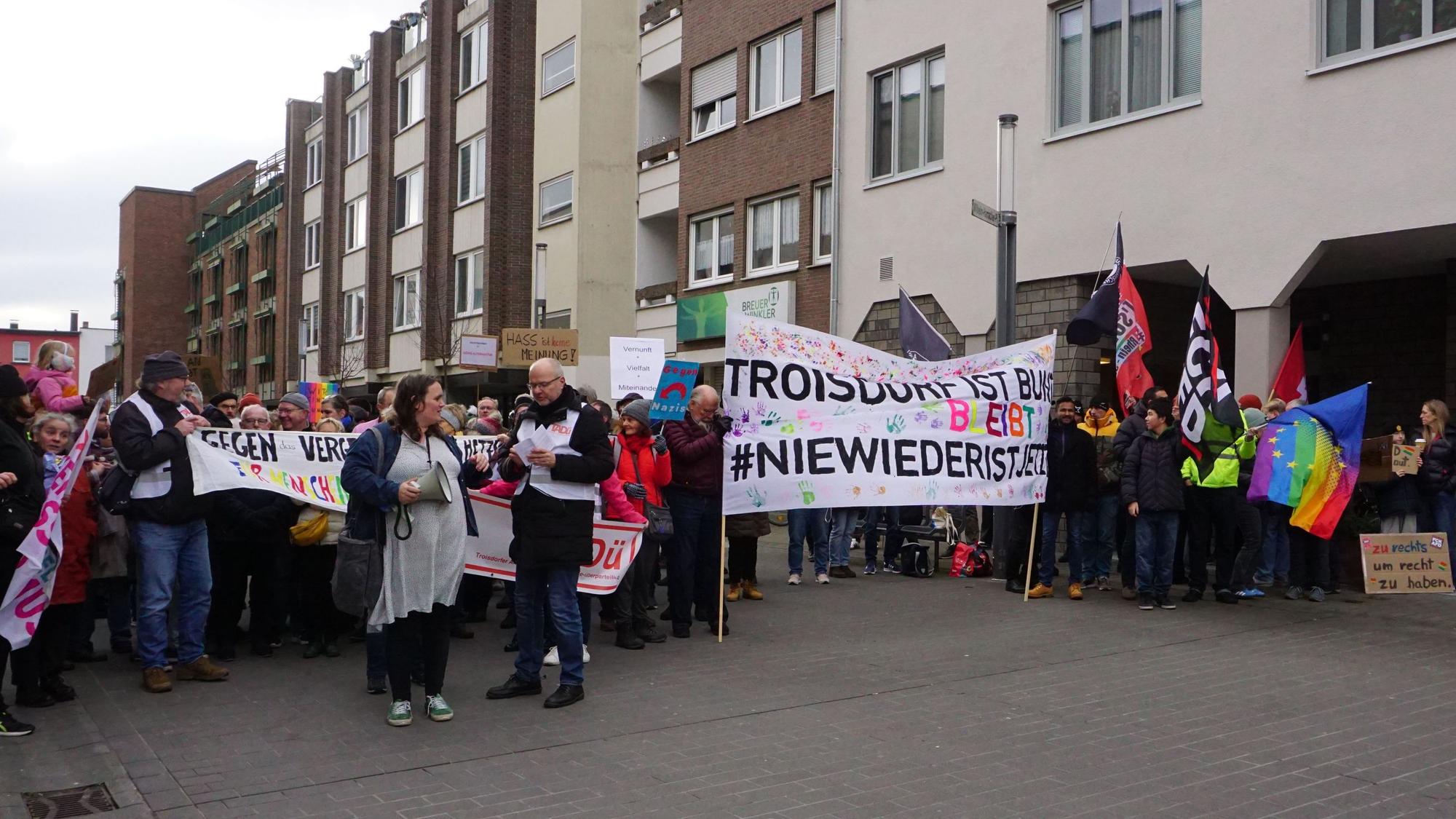 Das Troisdorfer Bündnis Demokratie überparteilich (TADü) hat zu einer Gegendemonstration gegen einen Infostand der AfD-Landtagsfraktion in der Troisdorfer Innenstadt aufgerufen.