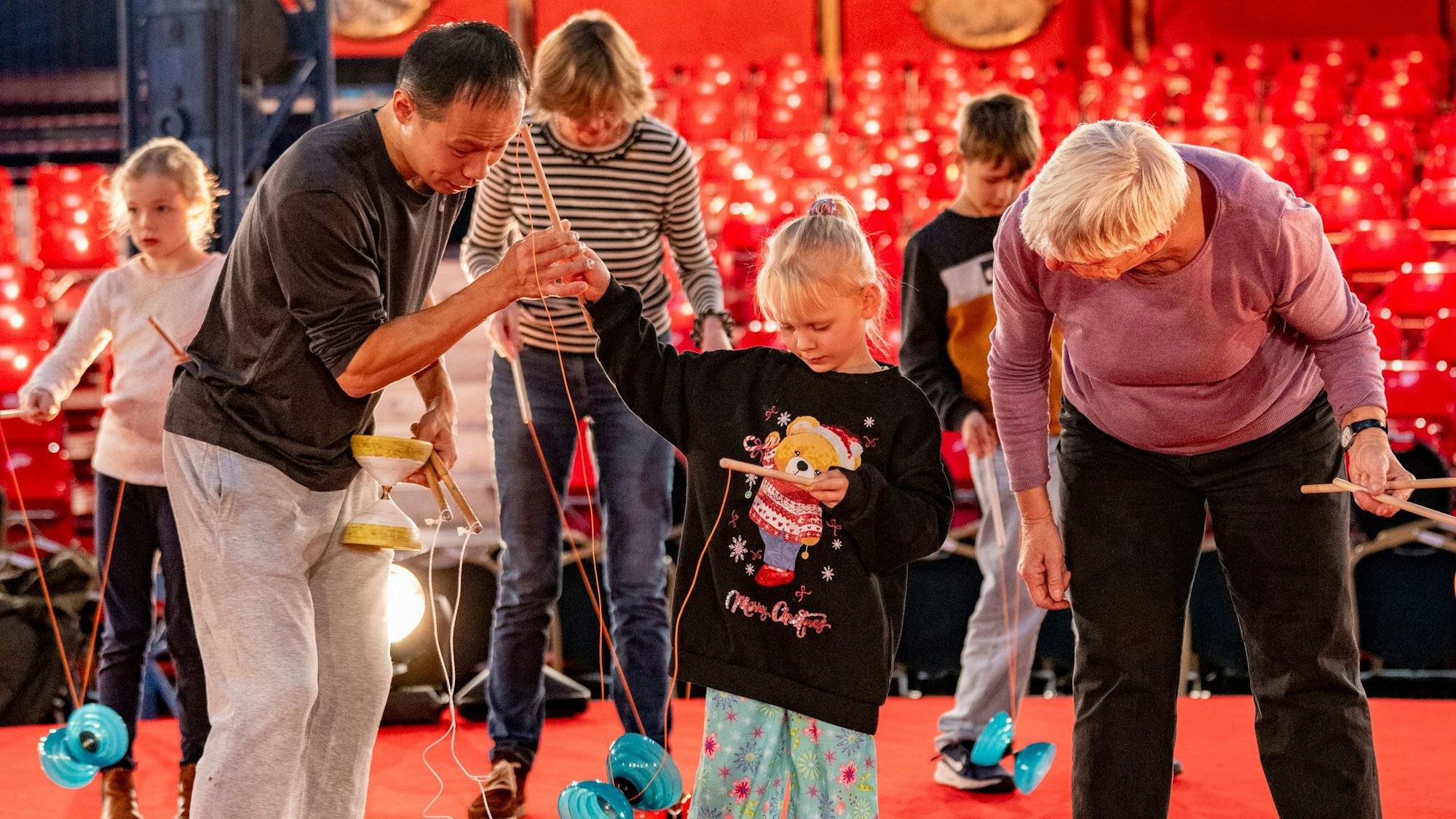 Chu Chuan-Hoein erklärt einem Kind, wie man das Diabolo beherrscht.