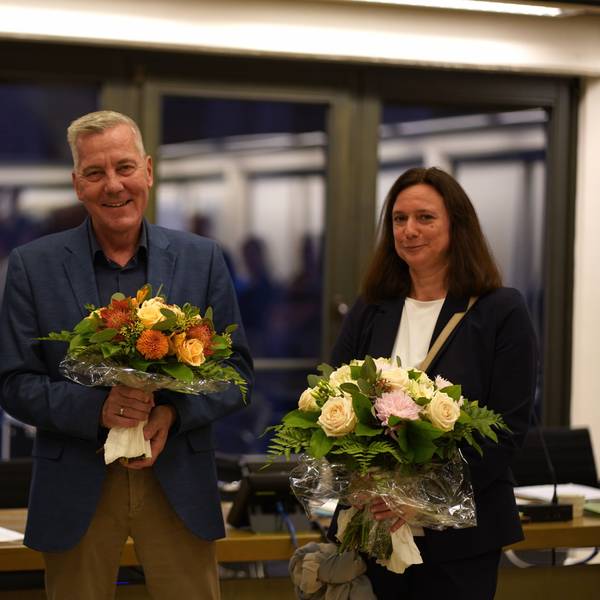Das Foto zeigt zwei Männer und eine Frau.
