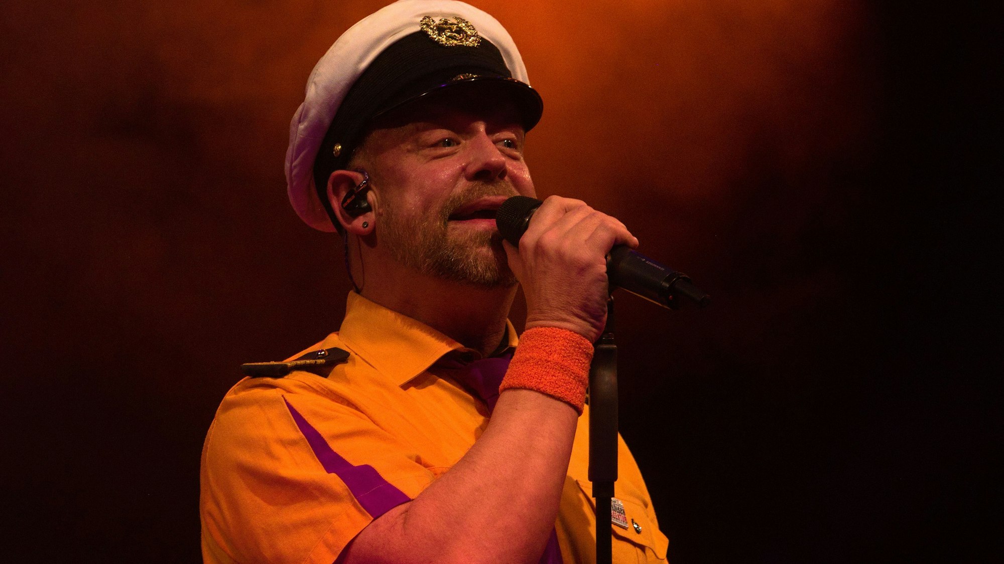 O du fröhliche: Tacheles-Sänger Rainer Schuster in der Halle 32.