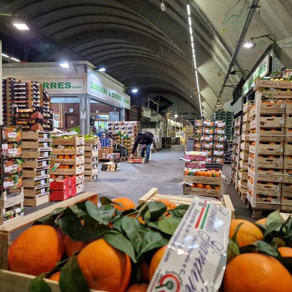 Der Kölner Großmarkt am Bonntor schließt am 31.12.2025 nach 85 Jahren. Ein Besuch in der Nacht auf den 23. Dezember. Für viele Händler ist es das vorletzte Mal, dass sie ihre Geschäfte hier öffnen.