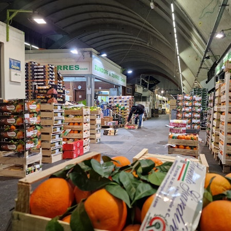 Der Kölner Großmarkt am Bonntor schließt am 31.12.2025 nach 85 Jahren. Ein Besuch in der Nacht auf den 23. Dezember. Für viele Händler ist es das vorletzte Mal, dass sie ihre Geschäfte hier öffnen.