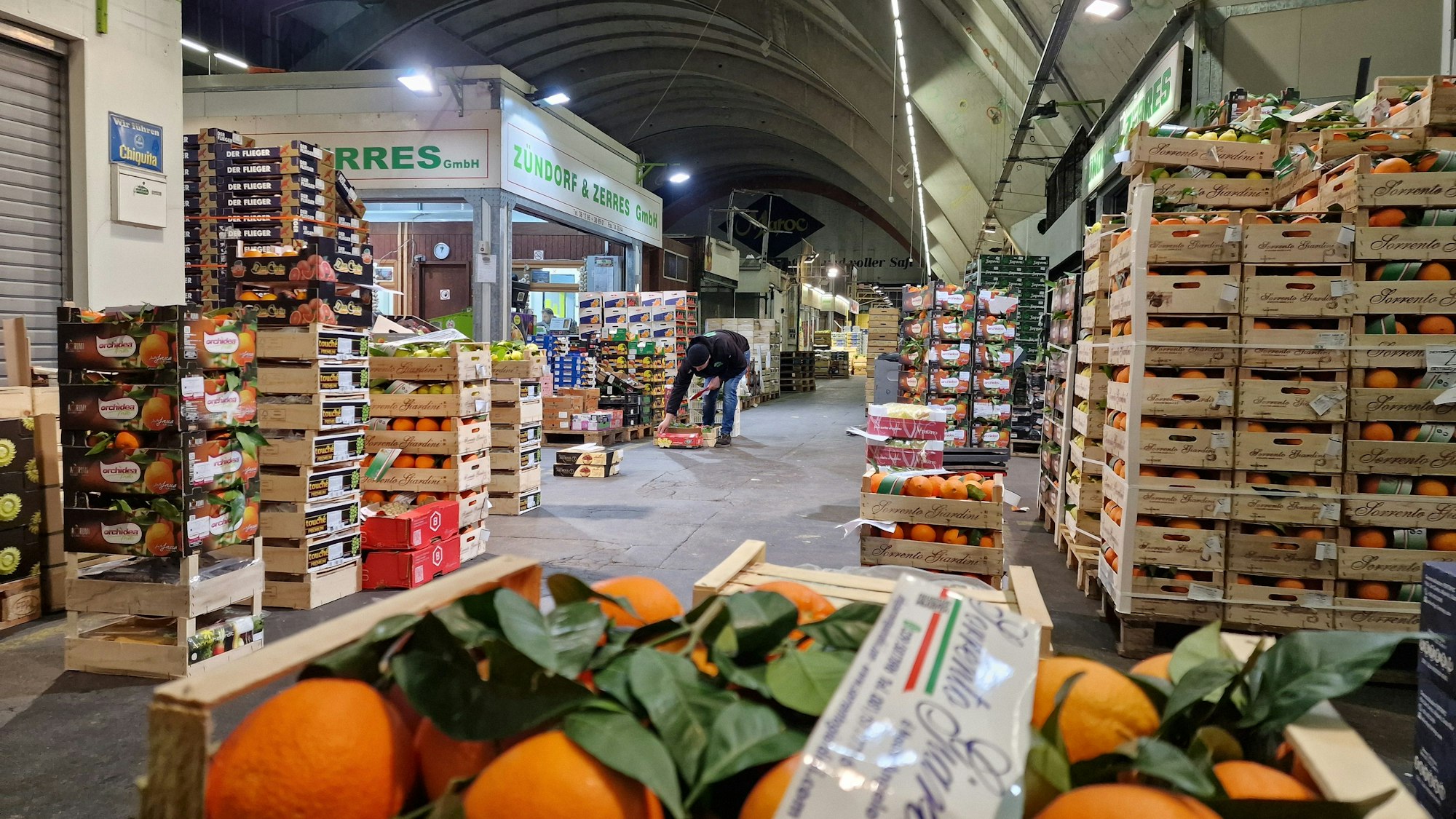 Der Kölner Großmarkt am Bonntor schließt am 31.12.2025 nach 85 Jahren. Ein Besuch in der Nacht auf den 23. Dezember. Für viele Händler ist es das vorletzte Mal, dass sie ihre Geschäfte hier öffnen.