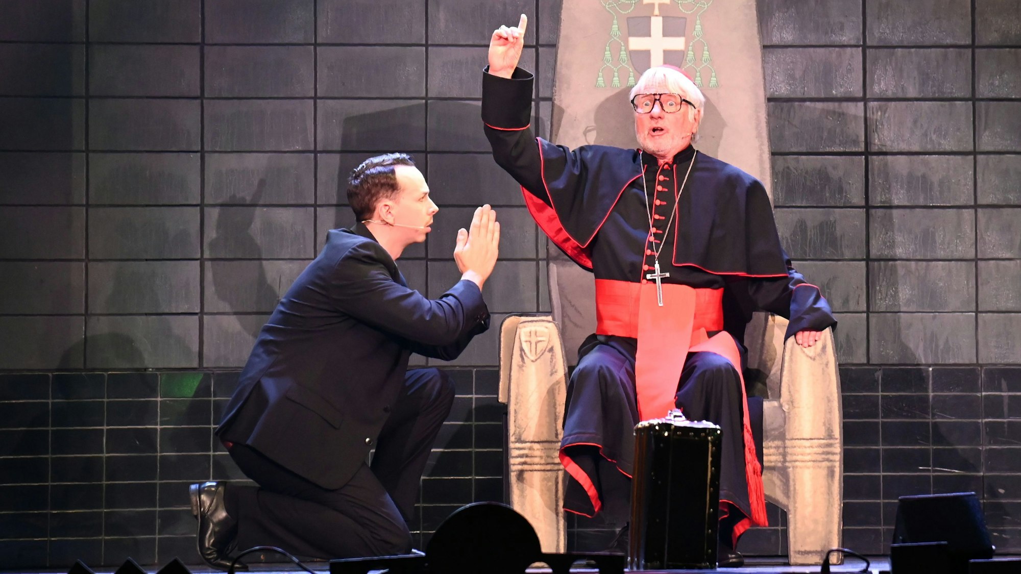 Jürgen Becker als Kardinal in "Himmel und Kölle" auf der Volksbühne am Rudolfplatz.