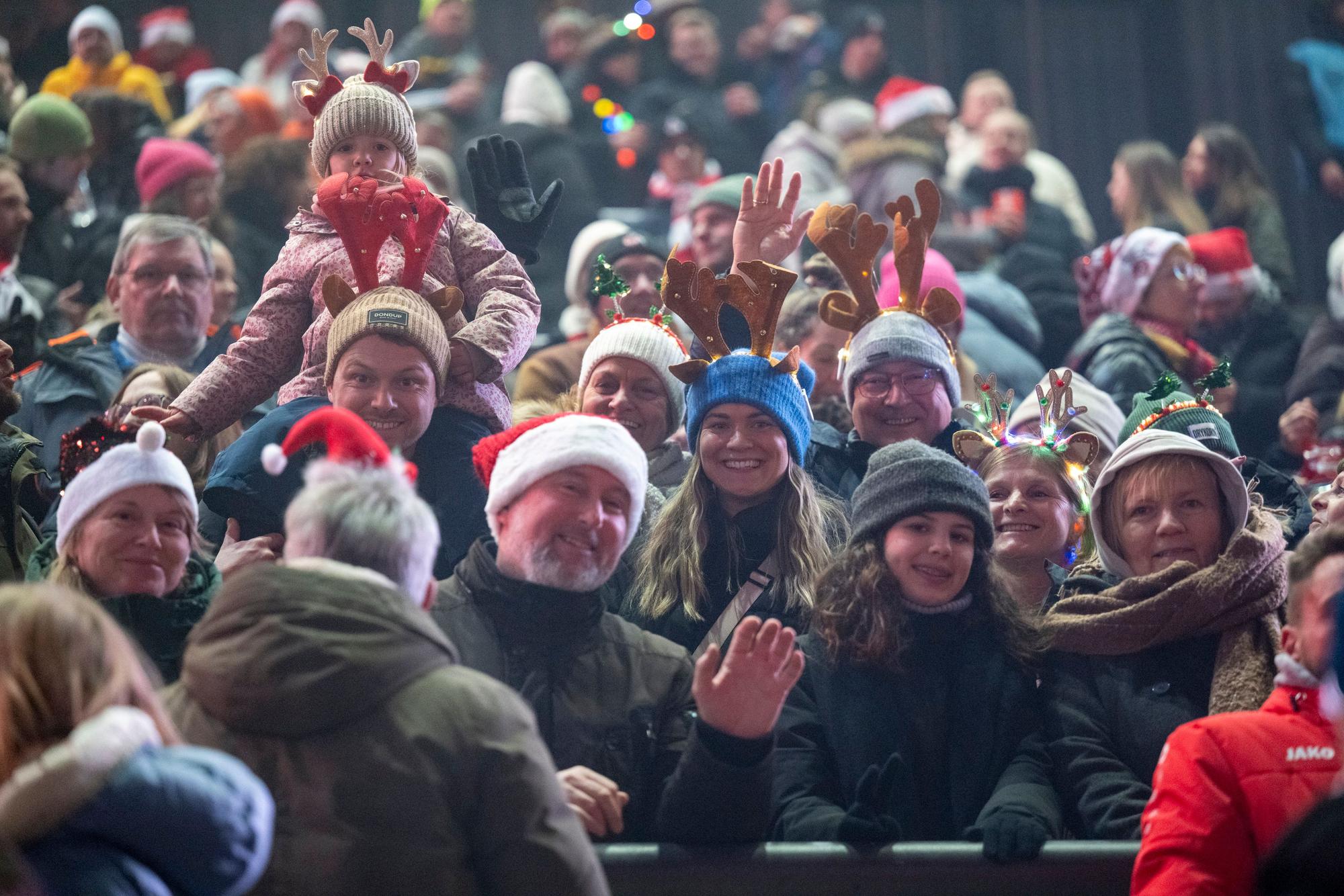 „Loss mer Weihnachtsleeder singe“ begeistert im Rhein-Energie-Stadion.