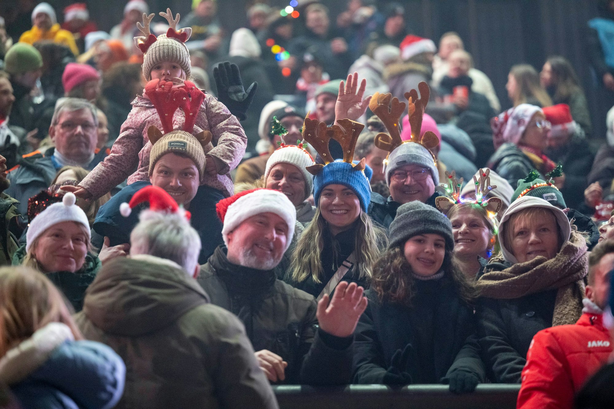 „Loss mer Weihnachtsleeder singe“ begeistert im Rhein-Energie-Stadion.