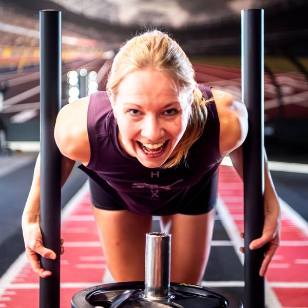 Das Bild zeigt Nina Koep beim Training im Fitnessstudio.