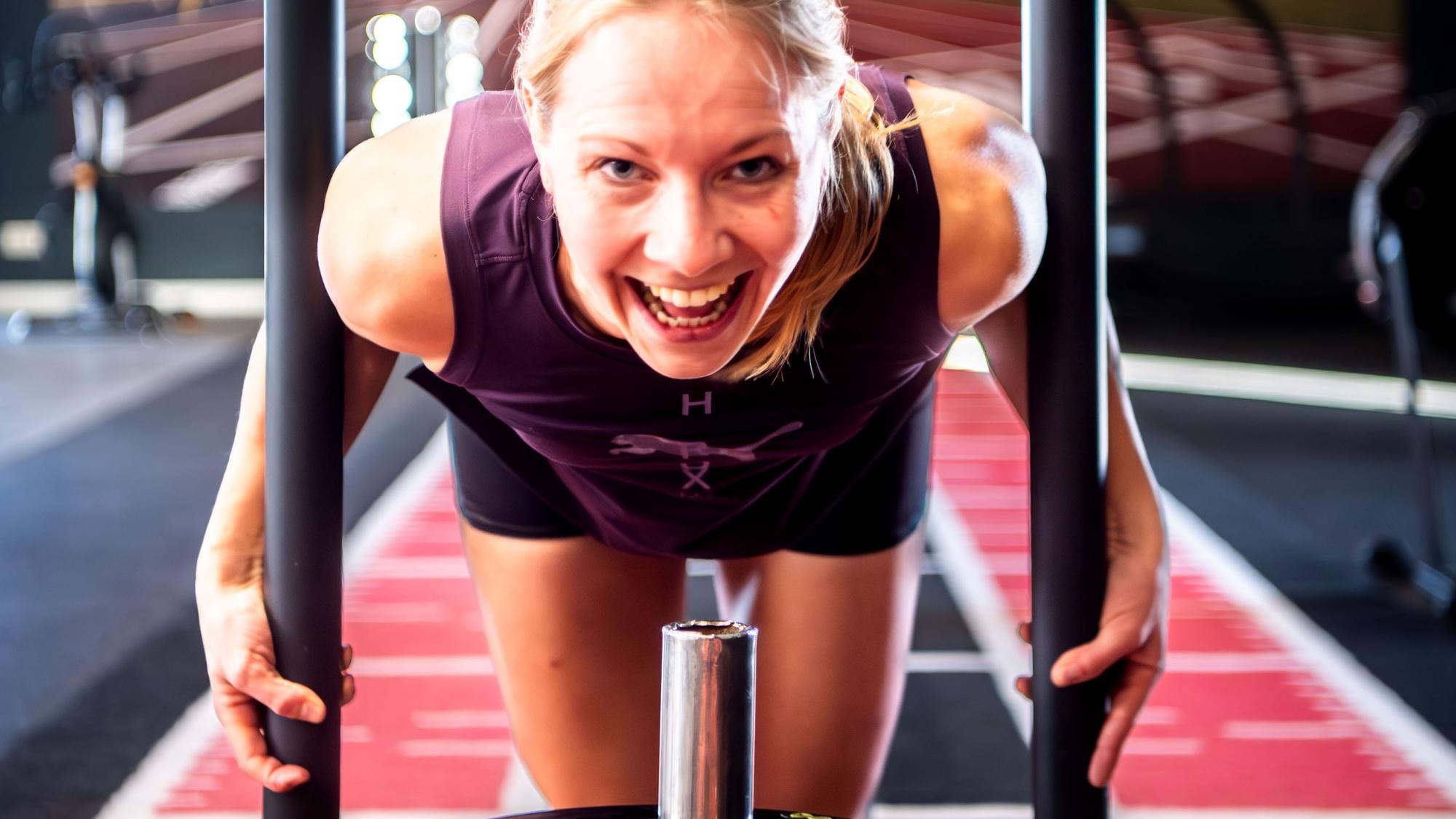 Das Bild zeigt Nina Koep beim Training im Fitnessstudio.