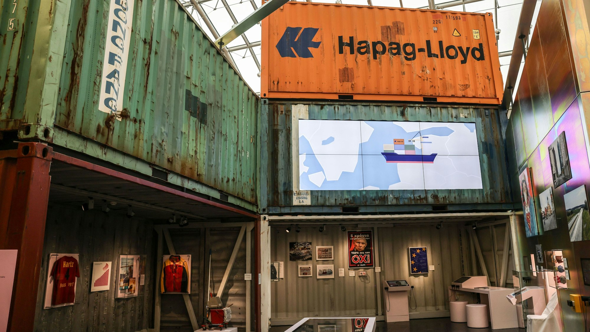 Container und andere Dokumente zum Thema Globalisierung sind im Haus der Geschichte zu sehen. Das Haus der Geschichte hat seine neu gestaltete Dauerausstellung eröffnet.PRODUKTION - 05.12.2025, Nordrhein-Westfalen, Bonn: Container und andere Dokumente zum Thema Globalisierung sind im Haus der Geschichte zu sehen. Das Haus der Geschichte eröffnet seine neu gestaltete Dauerausstellung. Foto: Oliver Berg/dpa +++ dpa-Bildfunk +++