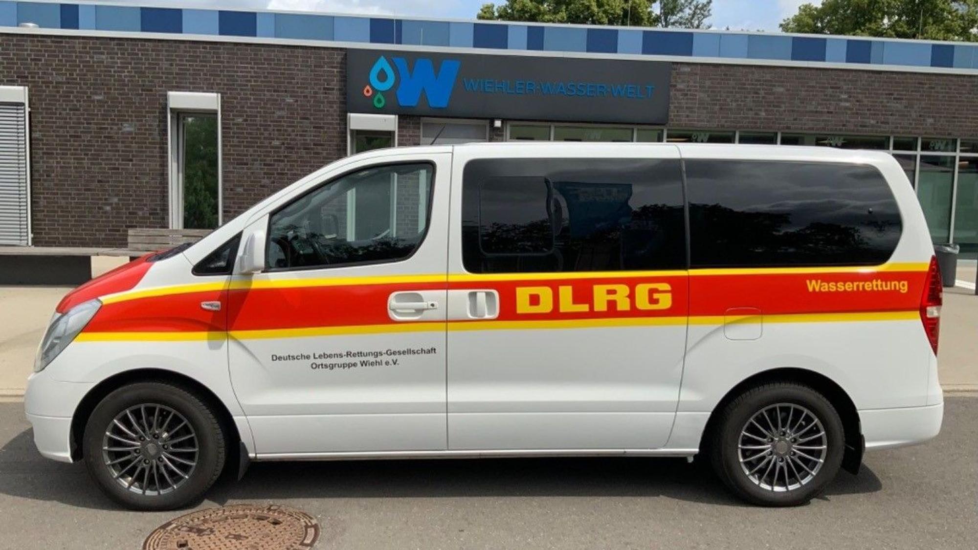 Das Foto zeigt ein Einsatzfahrzeug mit der Aufschrift DLRG.