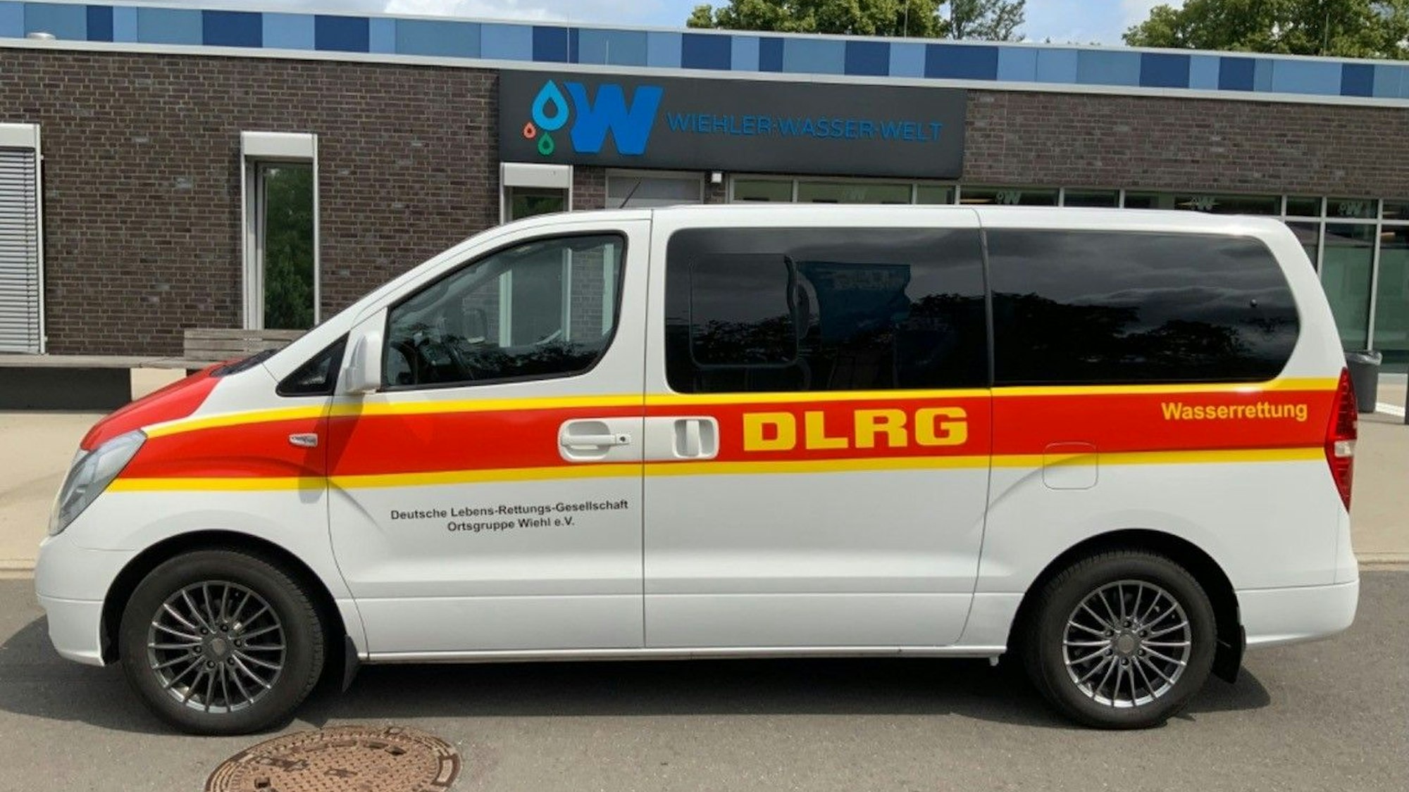 Das Foto zeigt ein Einsatzfahrzeug mit der Aufschrift DLRG.