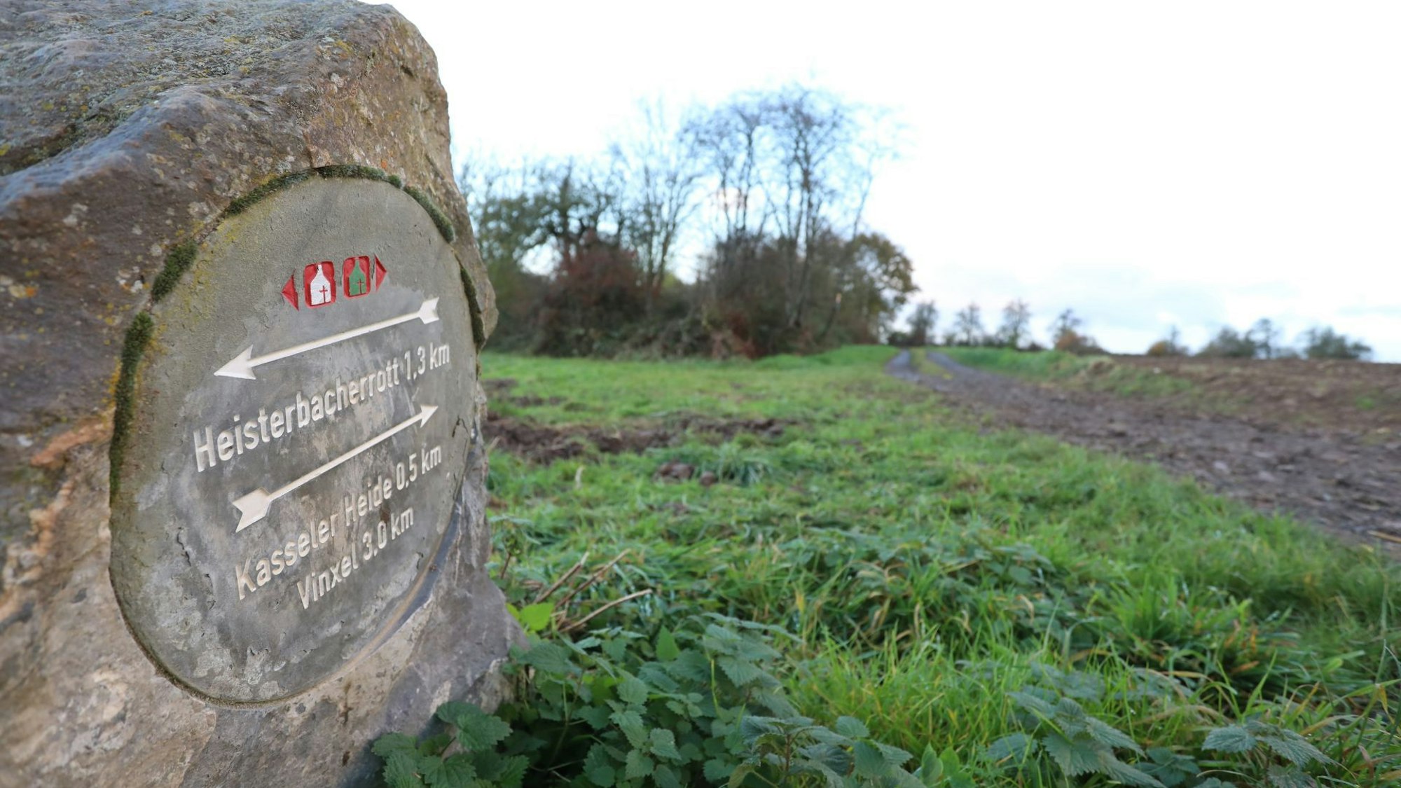 Ein Wegweiser aus Stein.