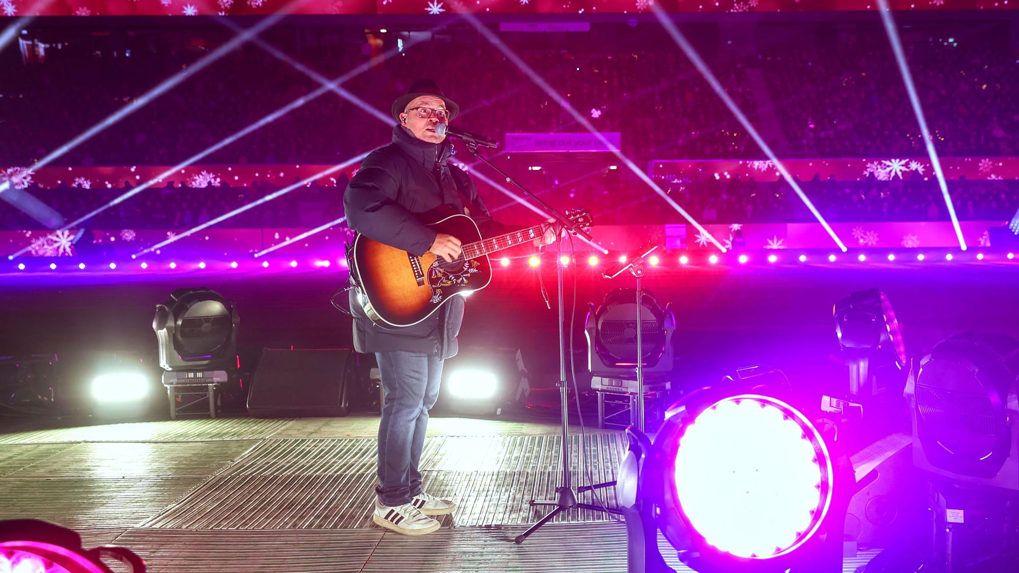 Björn Heuser im Rhein-Energie-Stadion bei „Loss mer Weihnachtsleeder singe“.