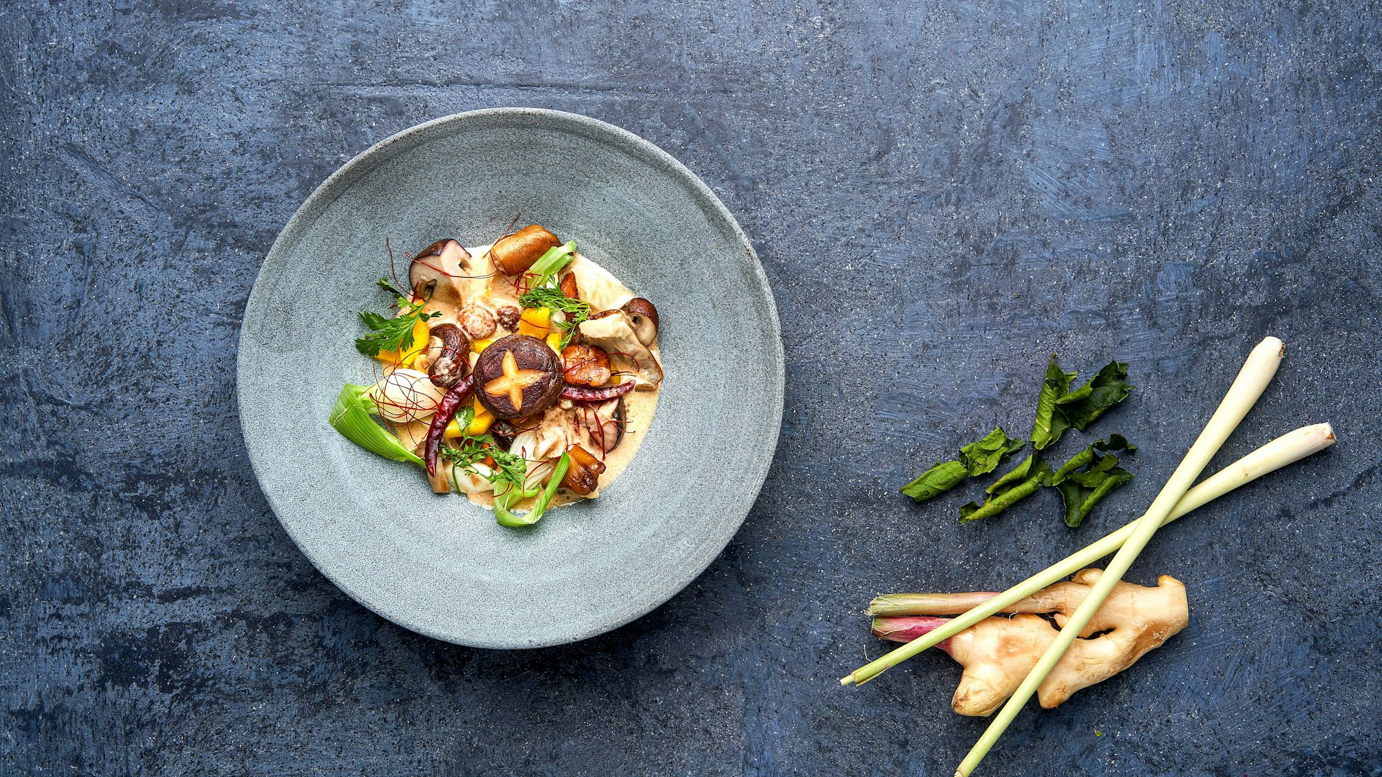 Die Pilze sorgen für viel Umami bei dieser Tom Kha Hed.