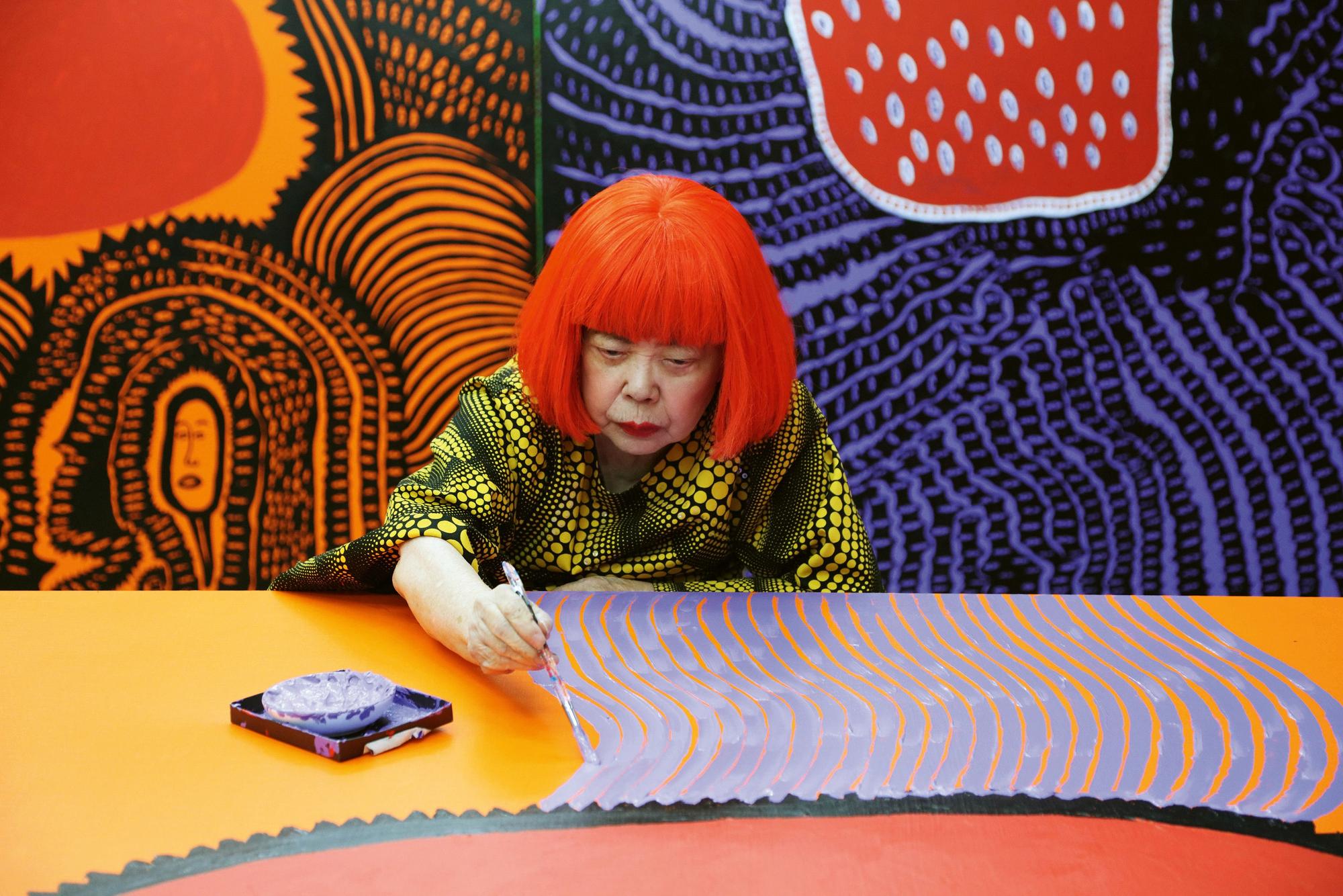 Yayoi Kusama malte an einem Bild.