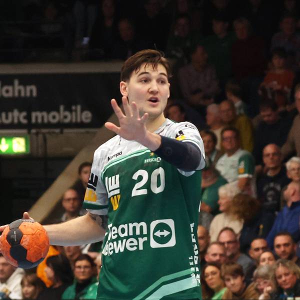 Ludvig Hallbäck gibt mit dem Ball in der rechten Hand Kommandos.
