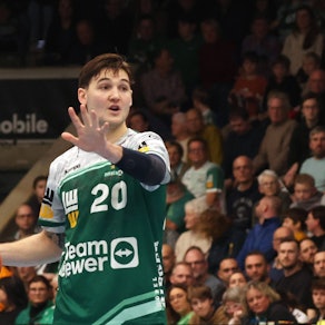 Ludvig Hallbäck gibt mit dem Ball in der rechten Hand Kommandos.