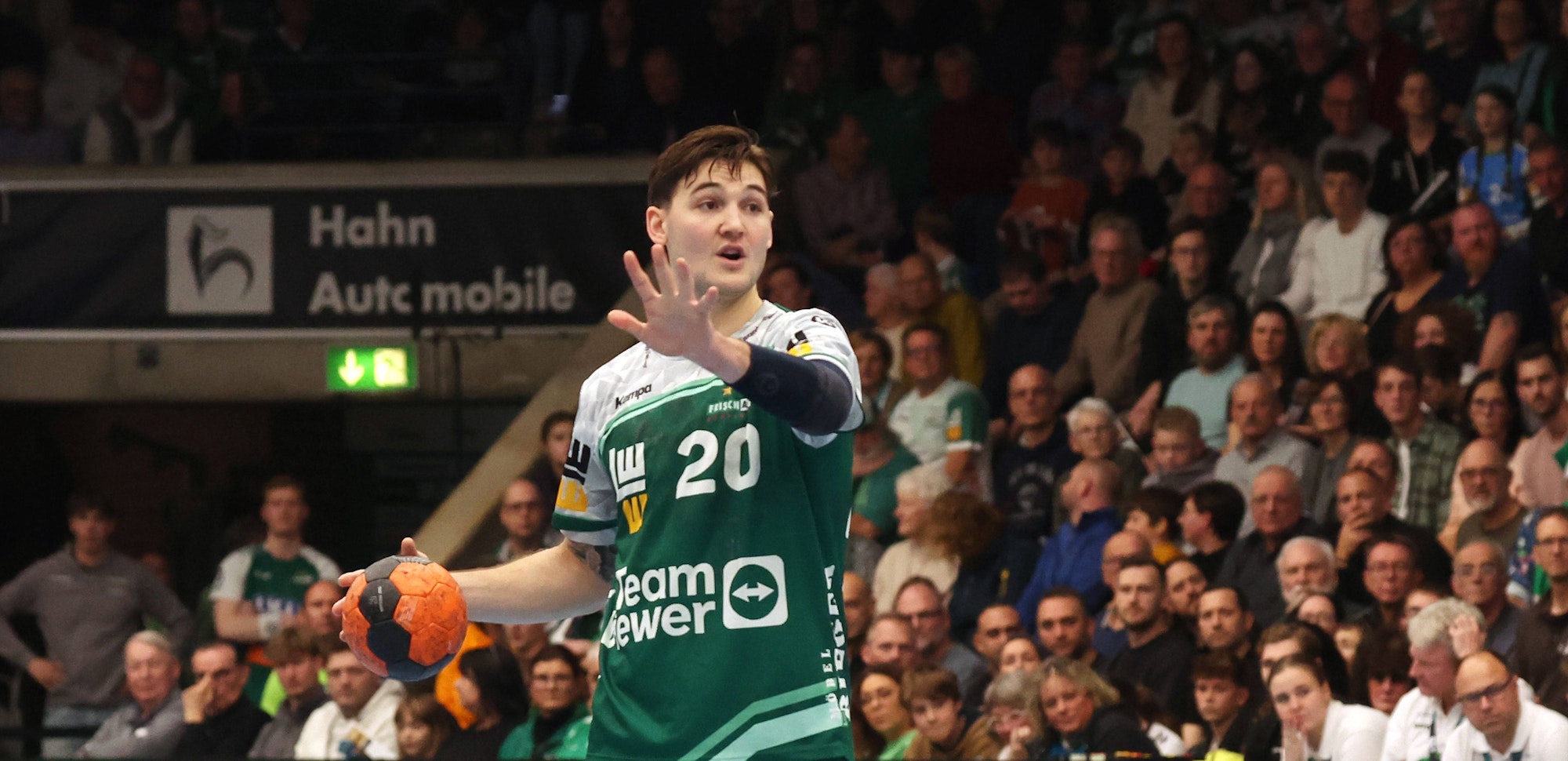 Ludvig Hallbäck gibt mit dem Ball in der rechten Hand Kommandos.