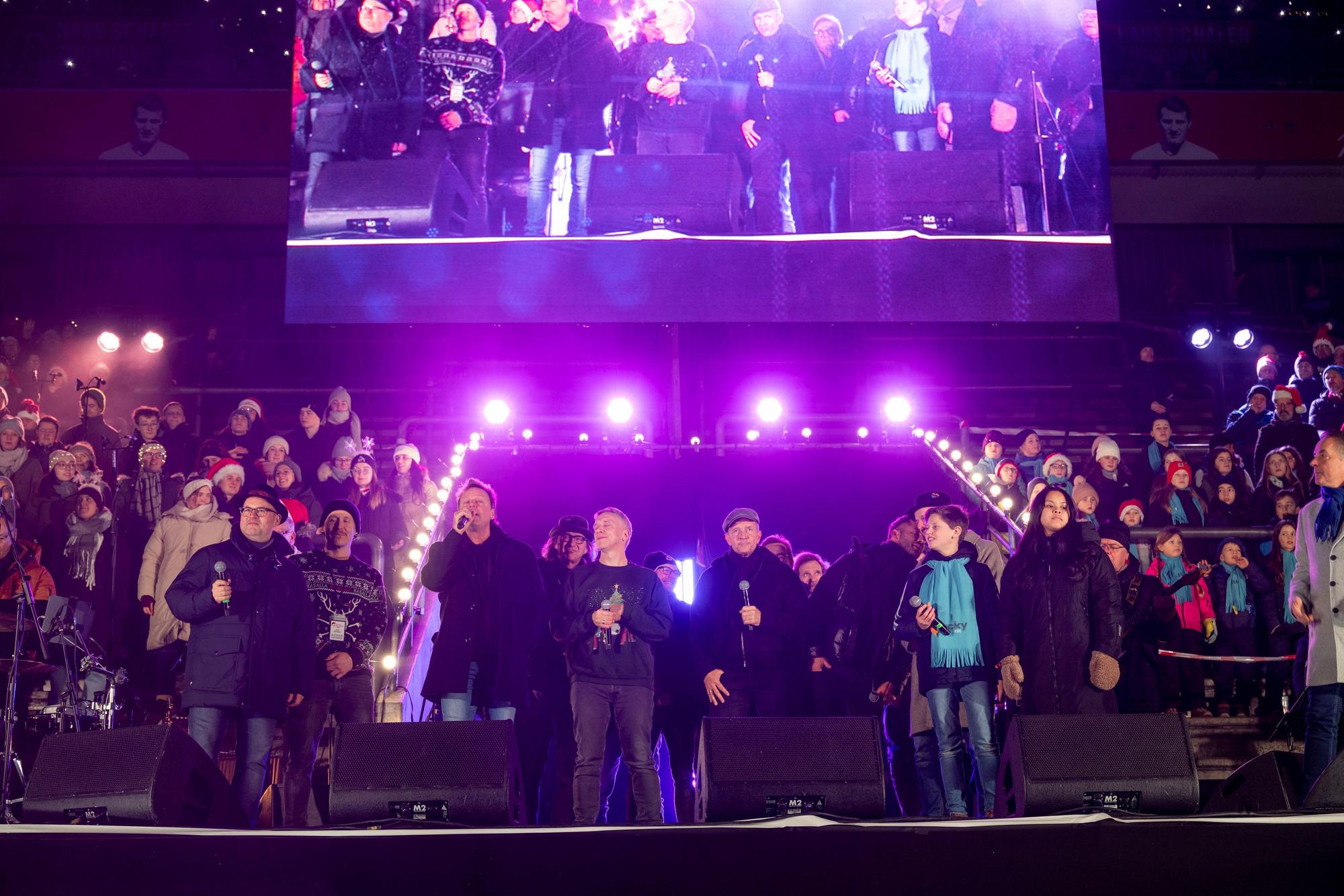 Die „Loss mer Weihnachtsleeder singe“-Allstars Björn Heuser, Flo Peil, Mirko Bäumer, Basti Campmann, Frank Reudenbach, Sven West und Pit Hupperten (v.l.) sangen „Leechtermeer“.