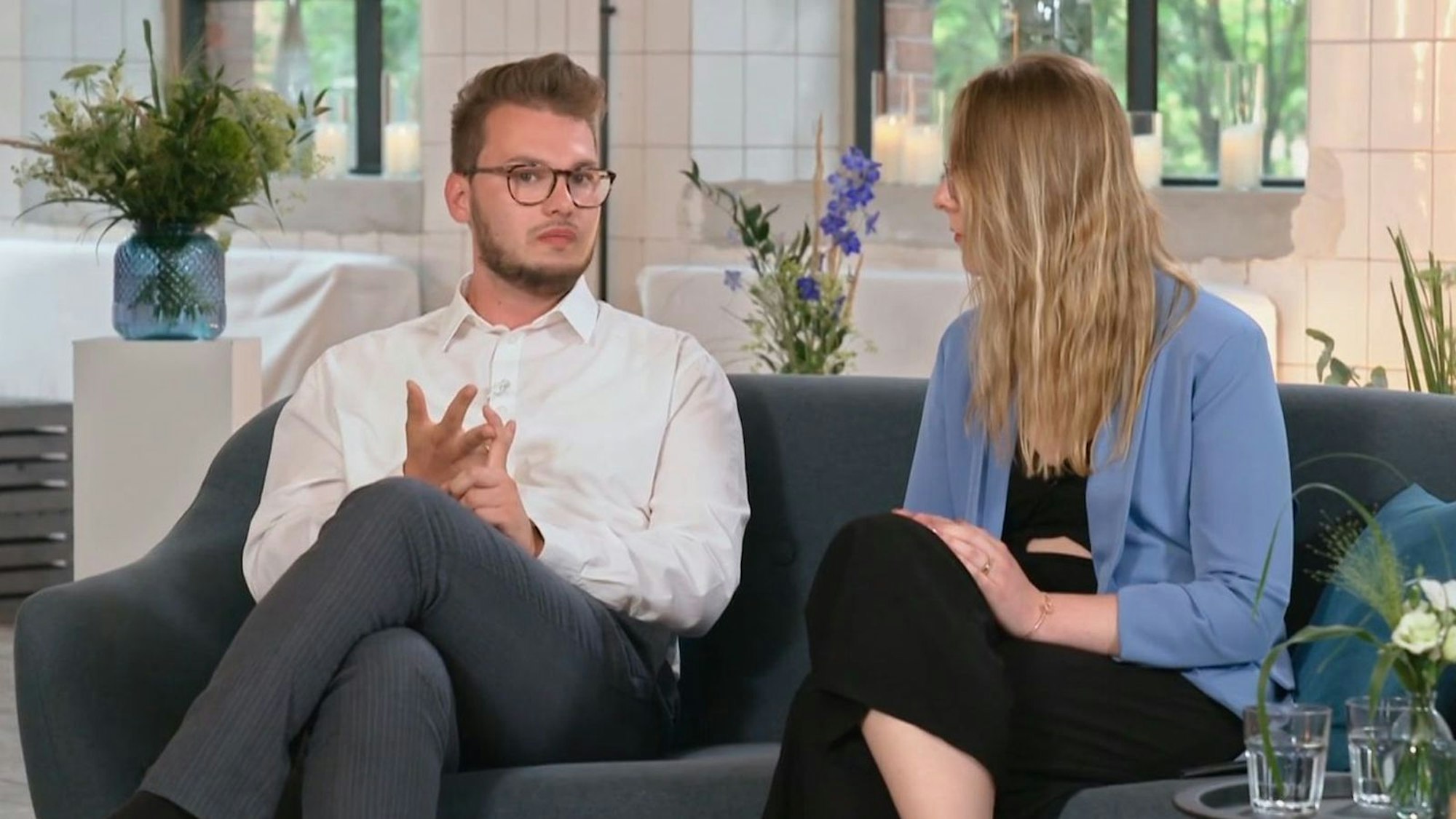 Julian versuchte Julia zu erklären, warum er so enttäuscht ist. (Bild: SAT.1)