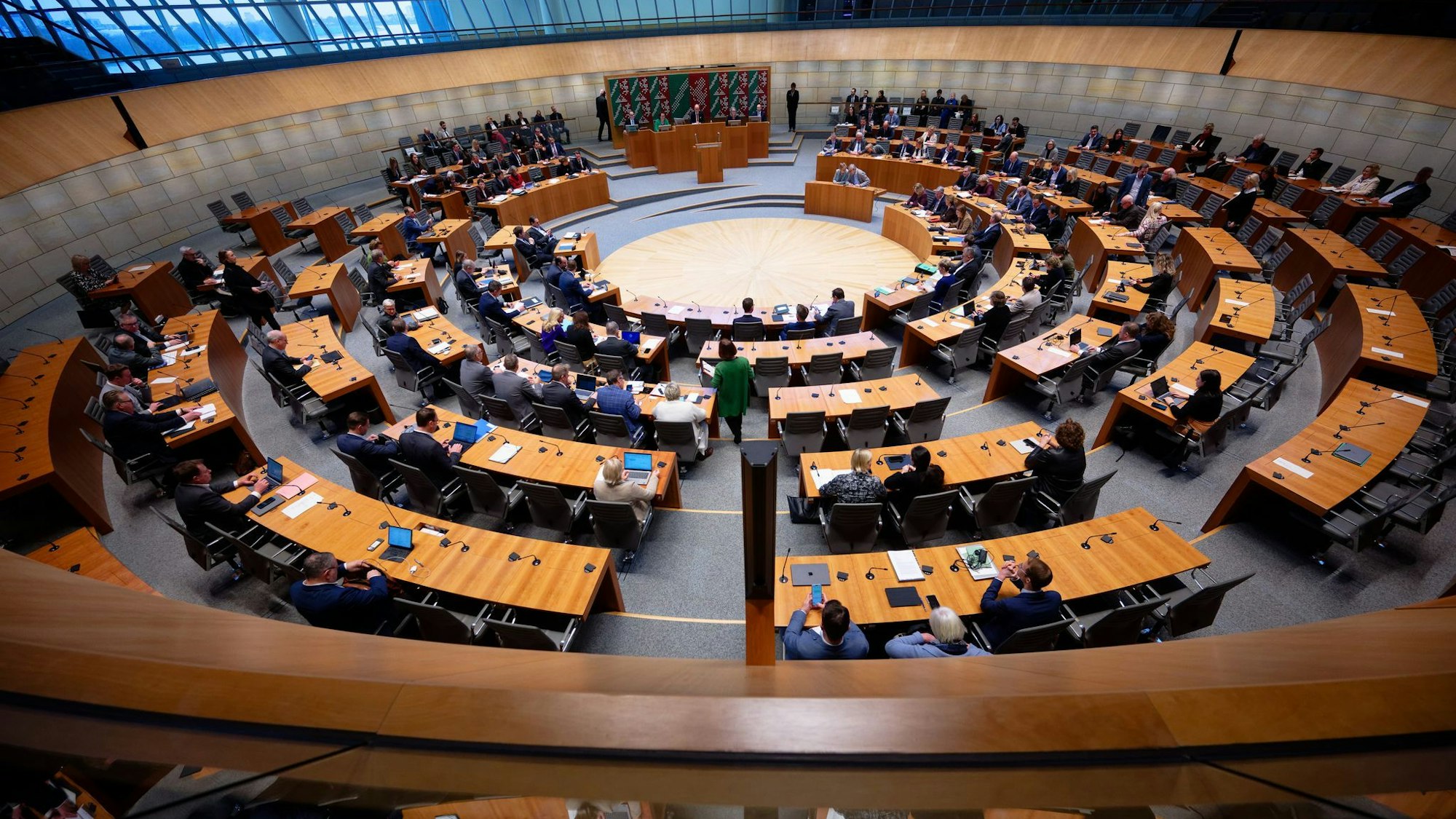 Abgeordnete sitzen im Plenarsaal des Landtags. Dort wurde es 2025 oft laut (Archivfoto)