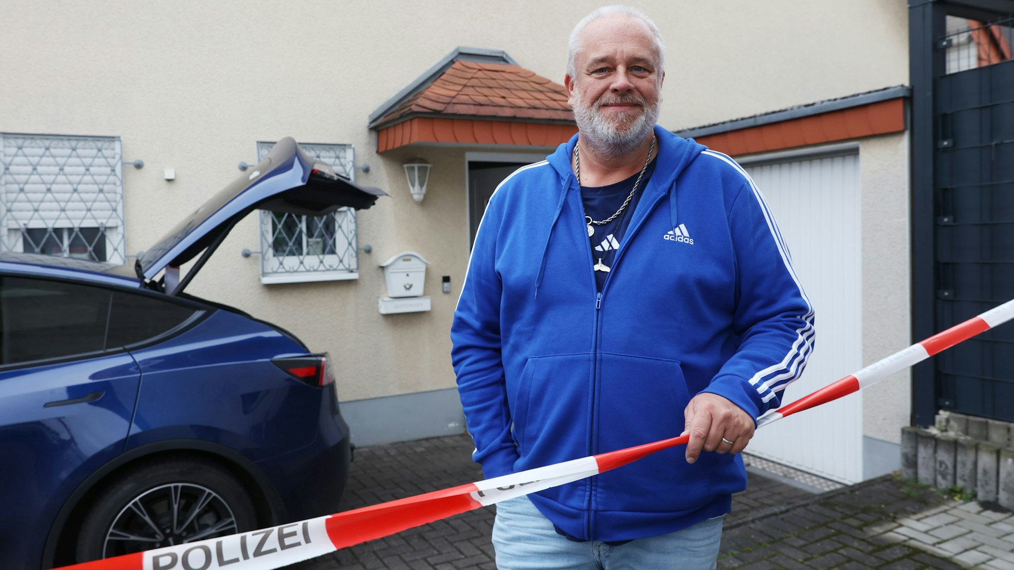 23.12.2025, Köln. In der Johannesstraße in Köln-Eil ist in der Nacht ein Sprengsatz explodiert. EInige Autos haben Schaden an Windschutzscheiben. Die KTU ist derzeit im Einsatz und sichert Spuren. Der Nachbar Dirk Hoffmann. Foto: Martina Goyert