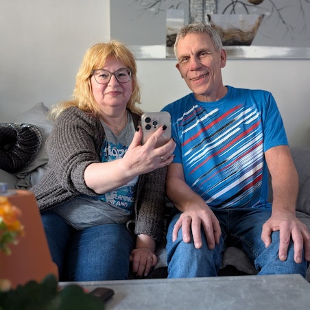 Das Foto zeigt das Ehepaar Klein, das sich die Kurznachricht auf dem Mobiltelefon anschaut.