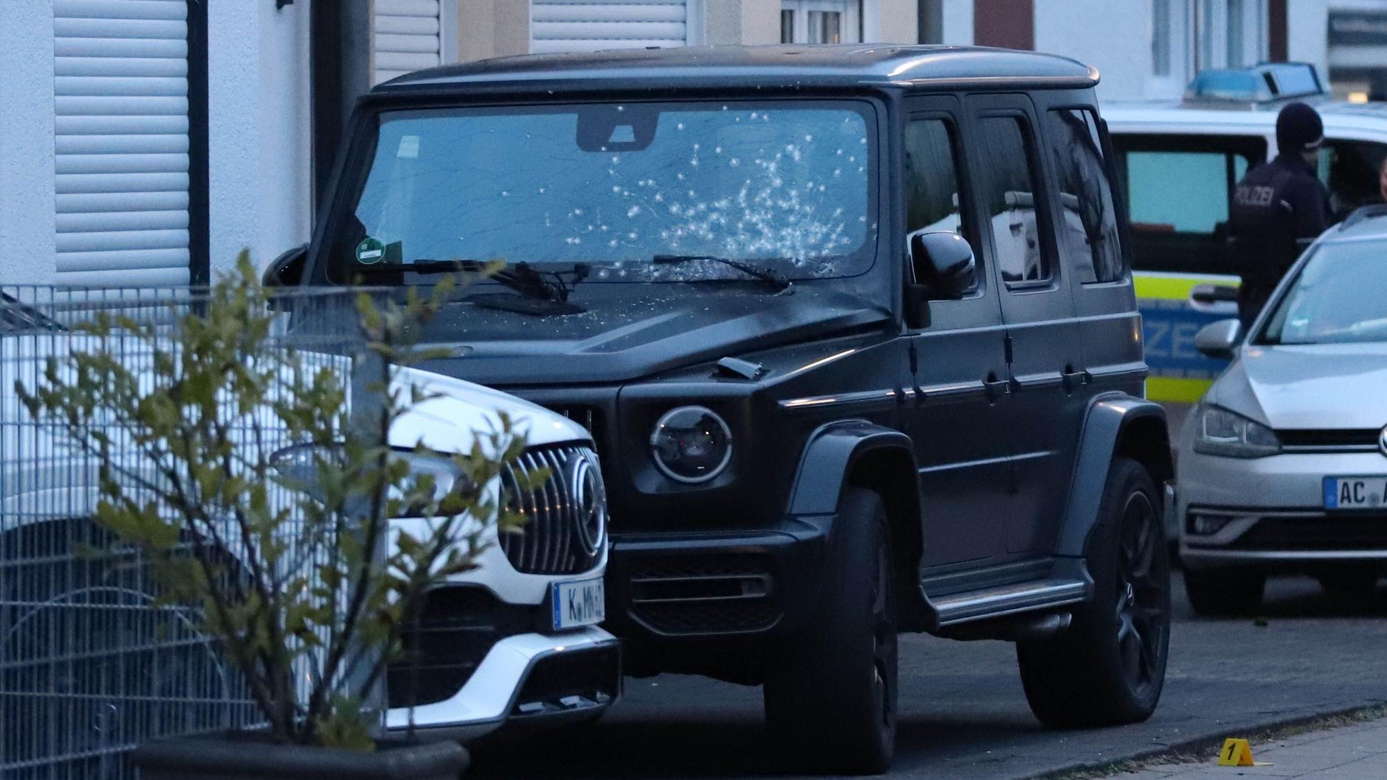 Ein beschädigtes Autos steht in der Johannesstraße.