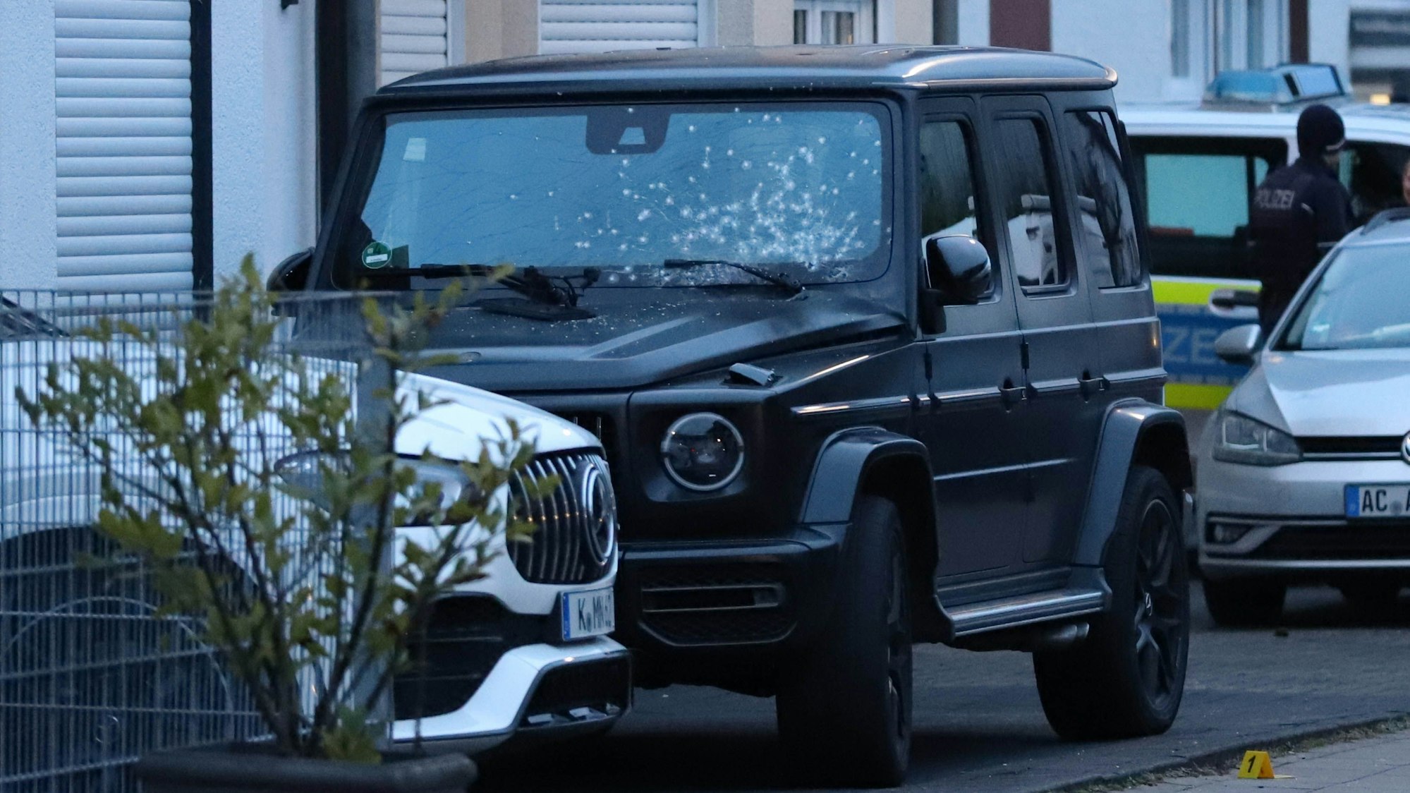 Ein beschädigtes Autos steht in der Johannesstraße.