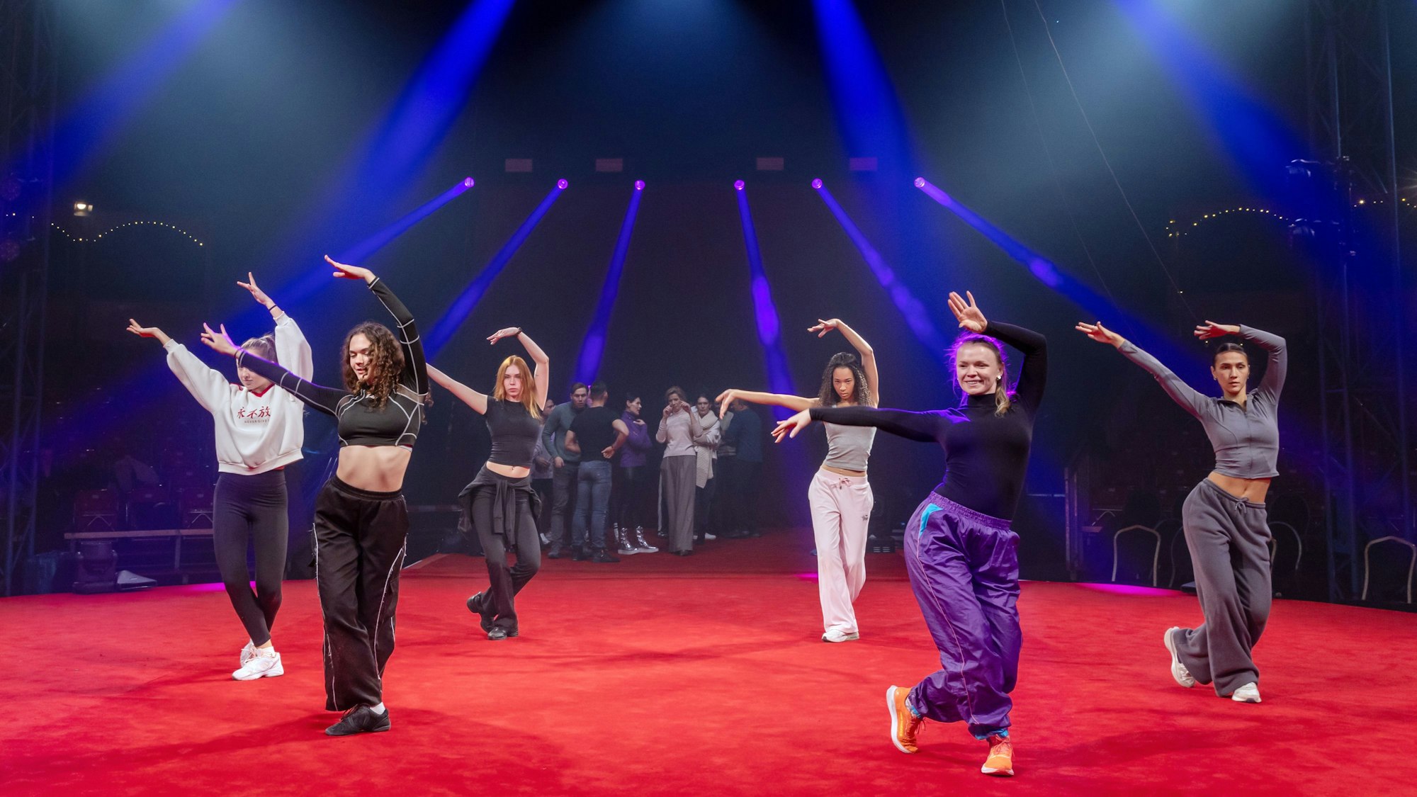 Foto zum Presstermin zum Kölner Weihnachtscircus: Tänzerinnen auf dem Roten Teppichboden tanzen eine Choreographie.