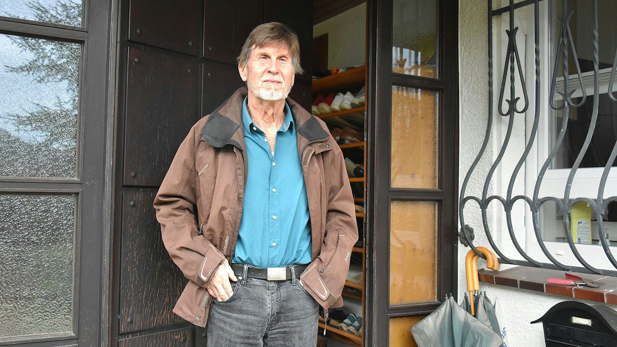 Ein Mann steht in der Tür.