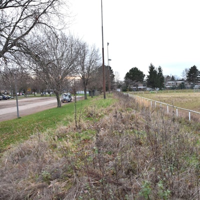 Das Foto zeigt einen alten Sportplatz.