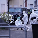 Ein Tatort ist mit Flatterband abgesperrt. Die Polizei befindet sich in Porz nach einer Explosion im Einsatz (Symbolbild)