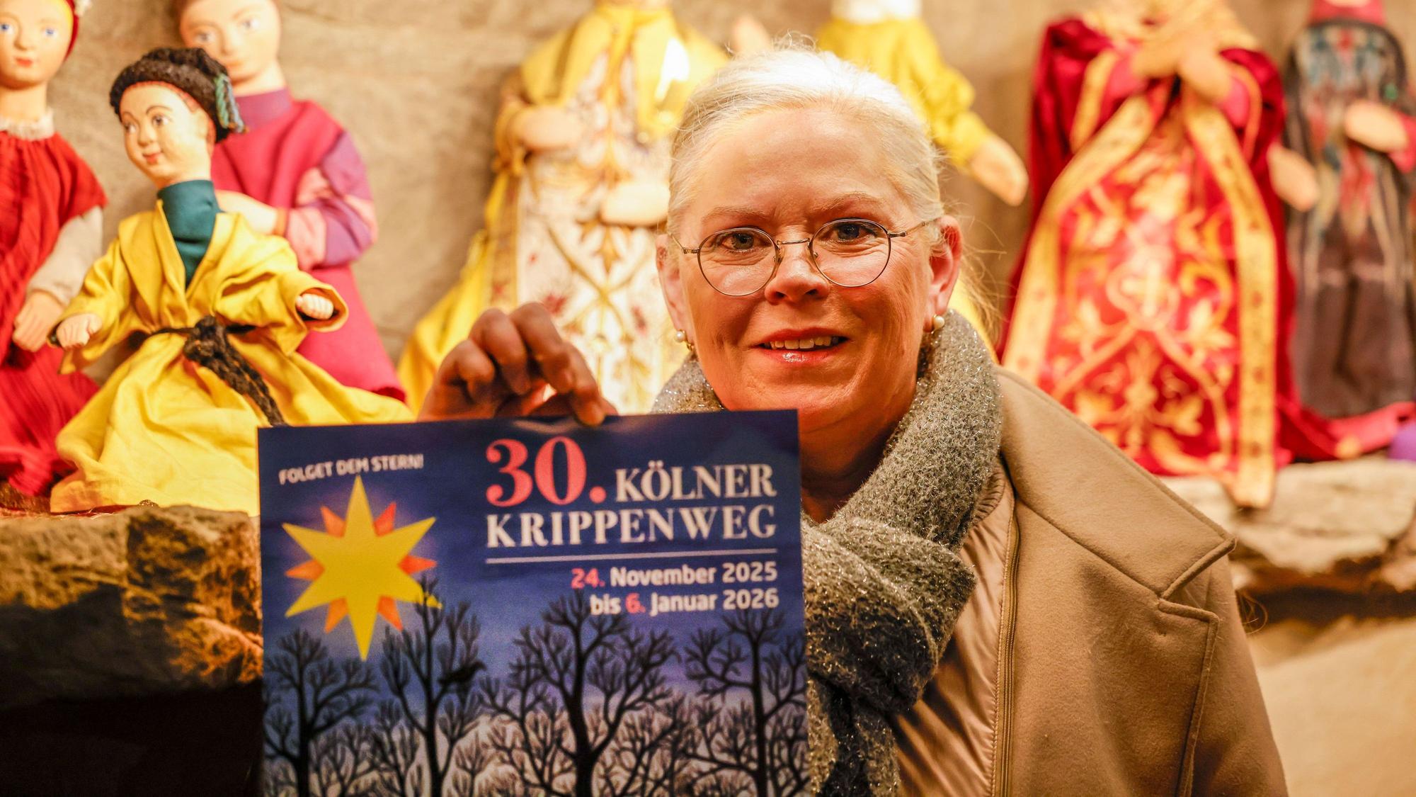 Caroline Maria Weber hält eine Broschüre zum Kölner Krippenweg. Sie ist die Vorsitzende der Landesgemeinschaft der Krippenfreunde in Rheinland und Westfalen. Sie organisiert die Krippenwege in Köln und Aachen.