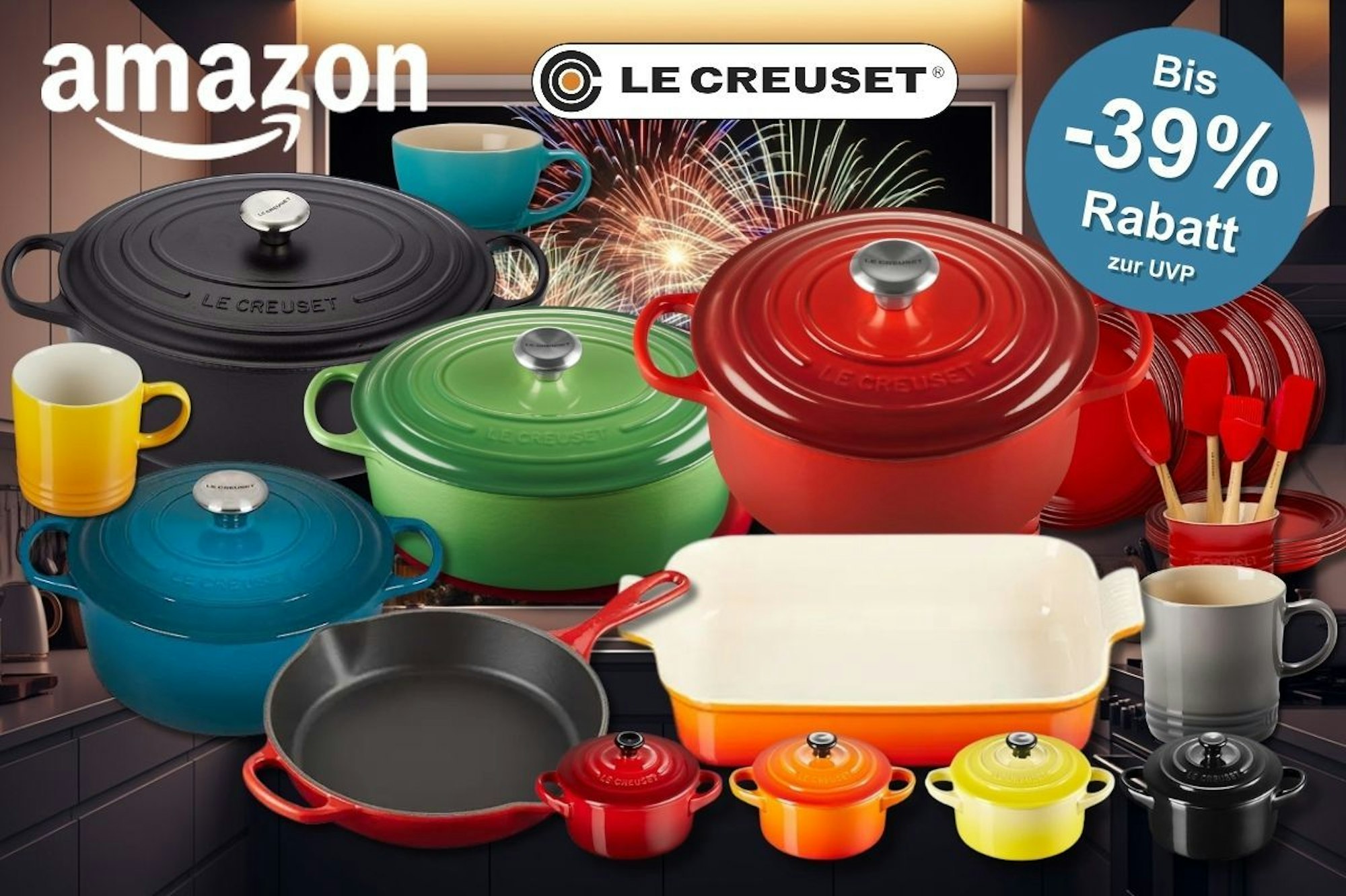 Eine moderne Küche in gedämpftem Licht, vor dem Fenster ein Feuerwerk. Davor Le Creuset Küchenprodukte in verschiedenen Farben und Modellen, darunter Bräter, Pfannen, Tassen und Auflaufformen – in Schwarz, Rot, Blau, Grün und Orange.