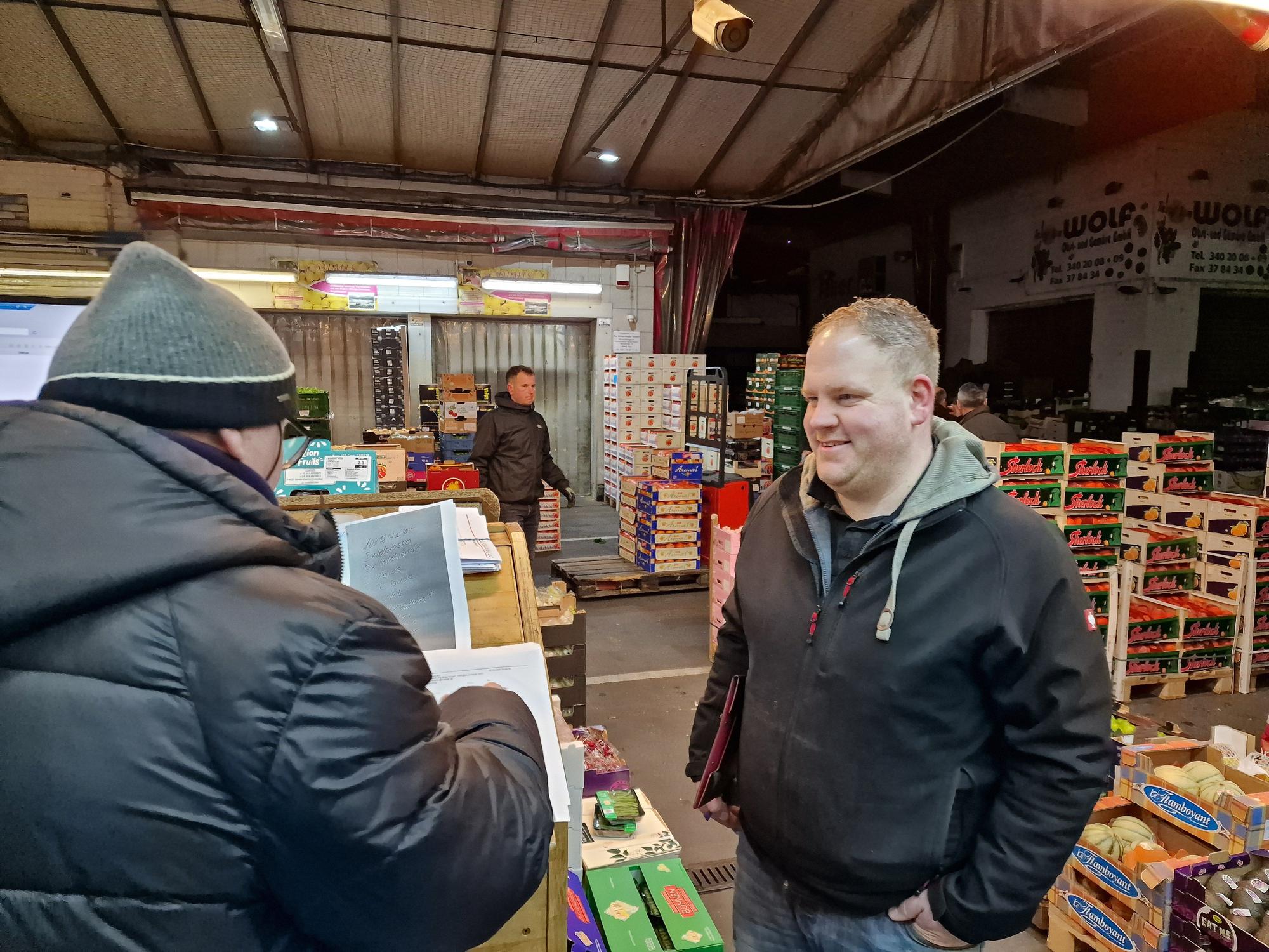 Großmarktkunde Benjamin Fliegner (rechts) kauft bei Nevzat Taskiran ein, der über Weihnachten mit zwölf weiteren Händlern ins neue Frischezentrum nach Gremberghoven umzieht.