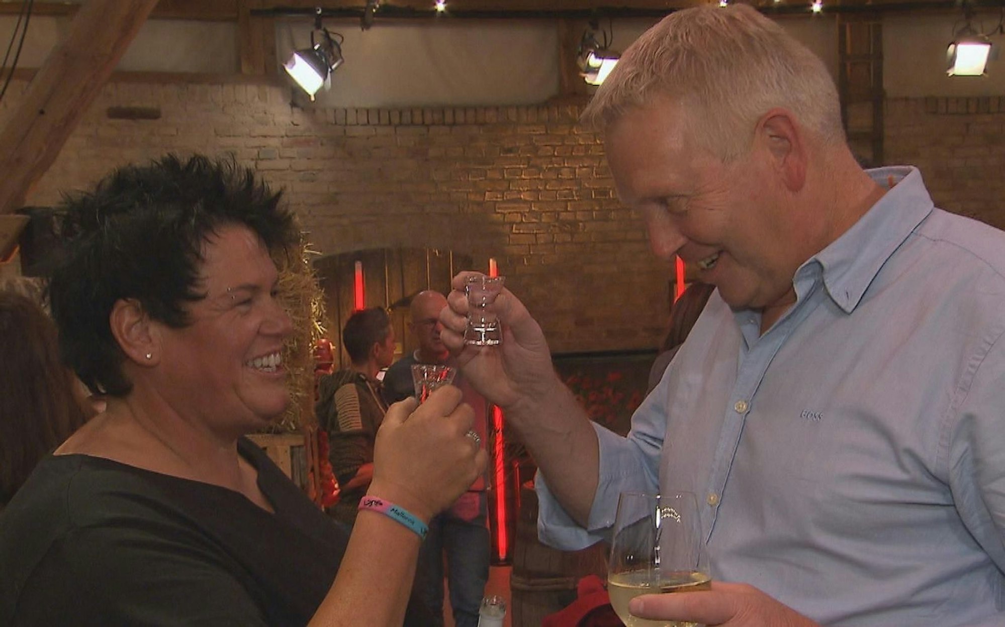 Die 55-Jährige flirtet beim Wiedersehen mit Bauer Jörg. (Bild: RTL)