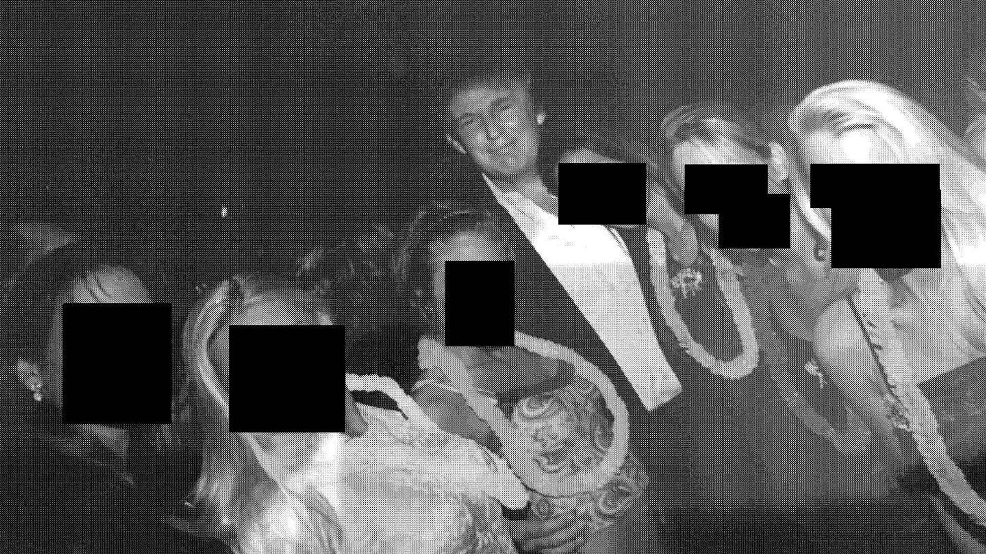 Dieses undatierte Foto aus der persönlichen Sammlung von Jeffrey Epstein, das am 12. Dezember 2025 von den Demokraten im Aufsichtsausschuss des Repräsentantenhauses zur Verfügung gestellt wurde, zeigt US-Präsident Donald Trump (Mitte) zusammen mit einer Gruppe von Frauen, die hawaiianische Blumenketten tragen.