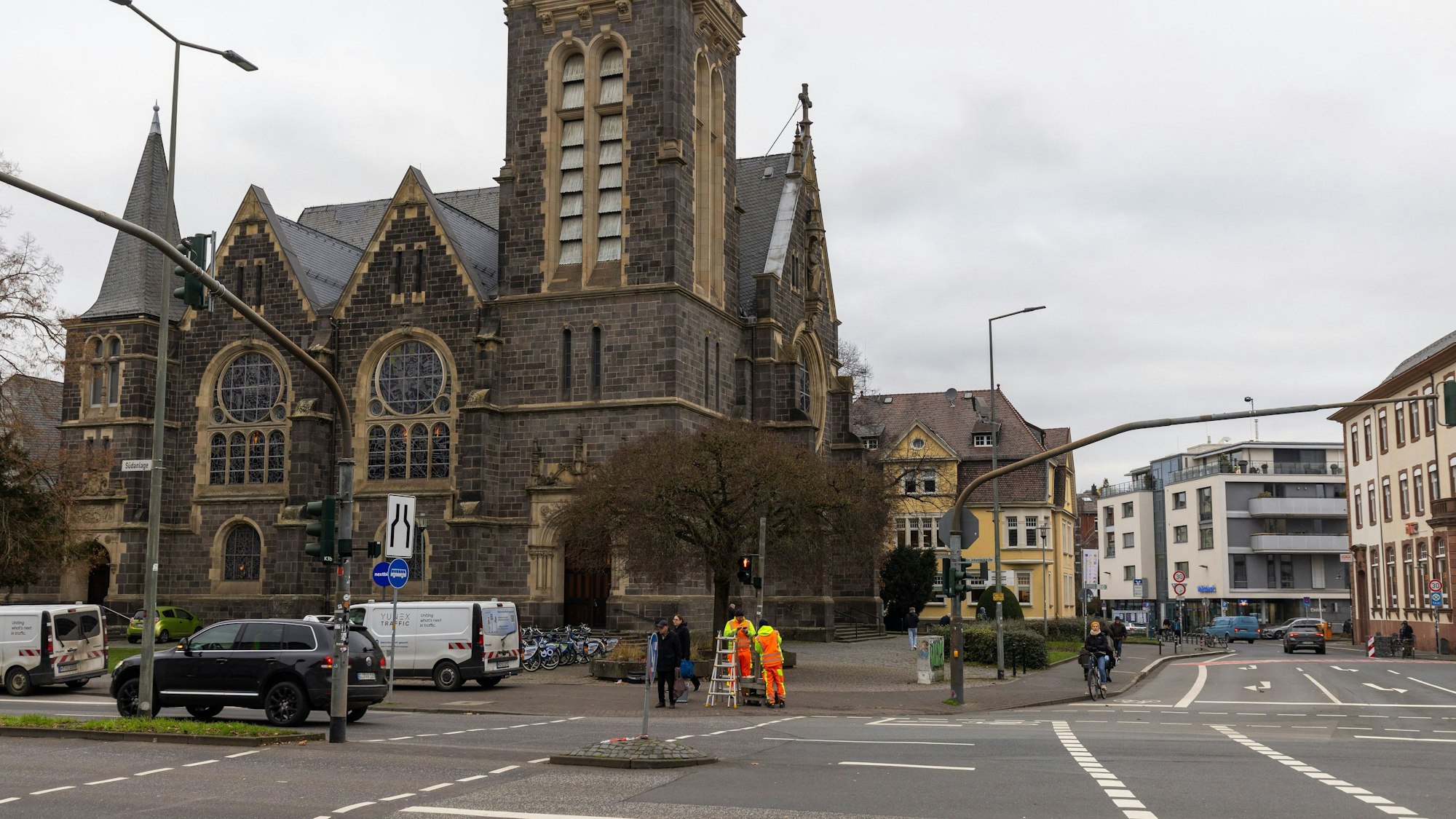 Gießen: Neben dem Kreuzungsbereich Südanlage/Goethestraße steht die Johanneskirche. Monteure reparieren eine Ampelanlage. Hier kam es zum Zwischenfall mit einem Auto.