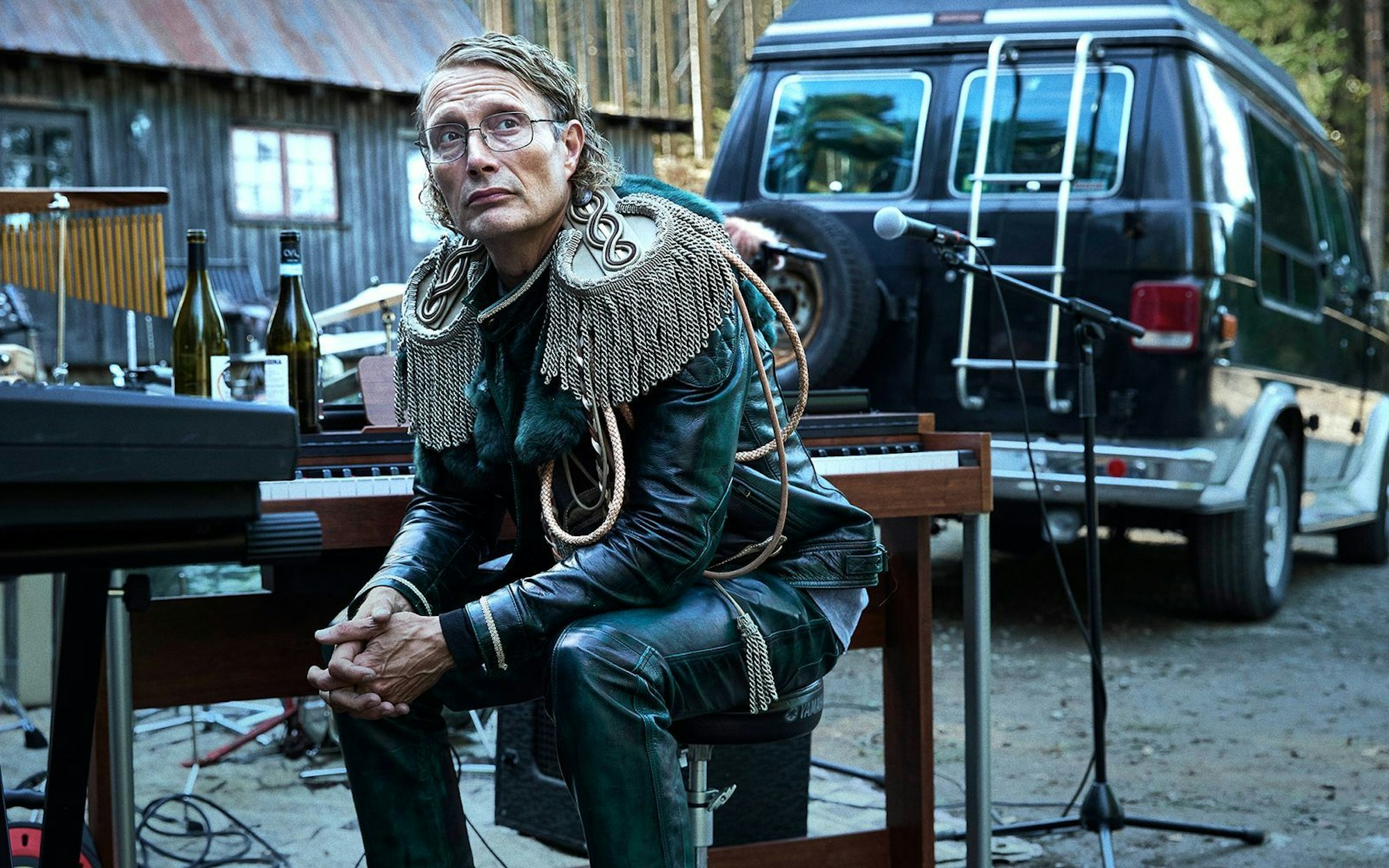 Der unter einer Identitätsstörung leidende Manfred (Mads Mikkelsen) lebt in seiner ganz eigenen Welt. (Bild: Neue Visionen Filmverleih/Splendid Film)